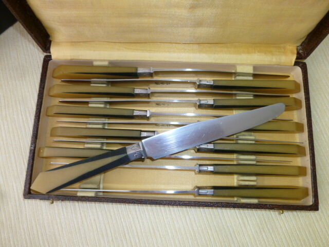 Coffret de 12 couteaux de table Art Déco manches en corne bovine