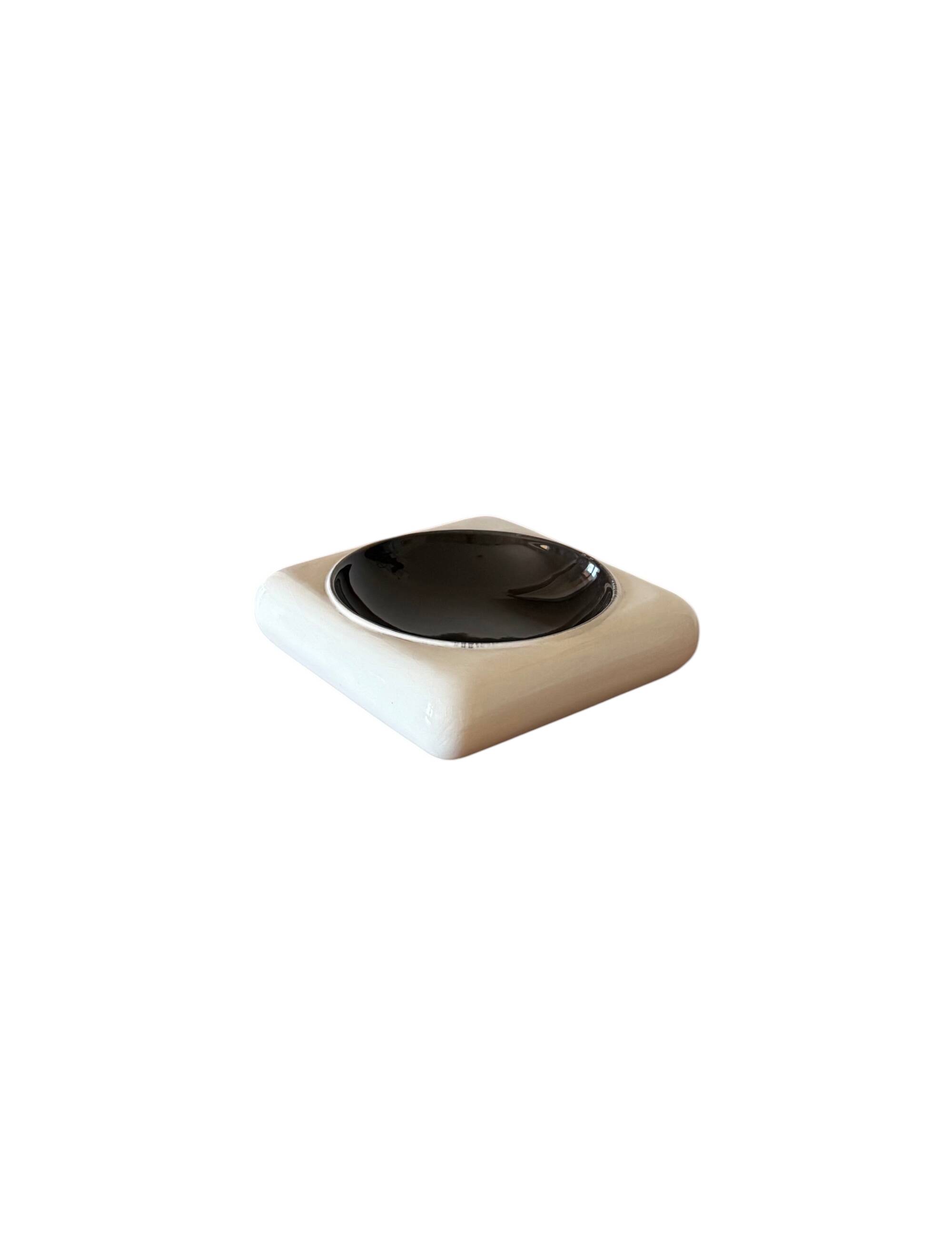 Space age black and white ceramic ashtray / vide poche, Italy 1970s