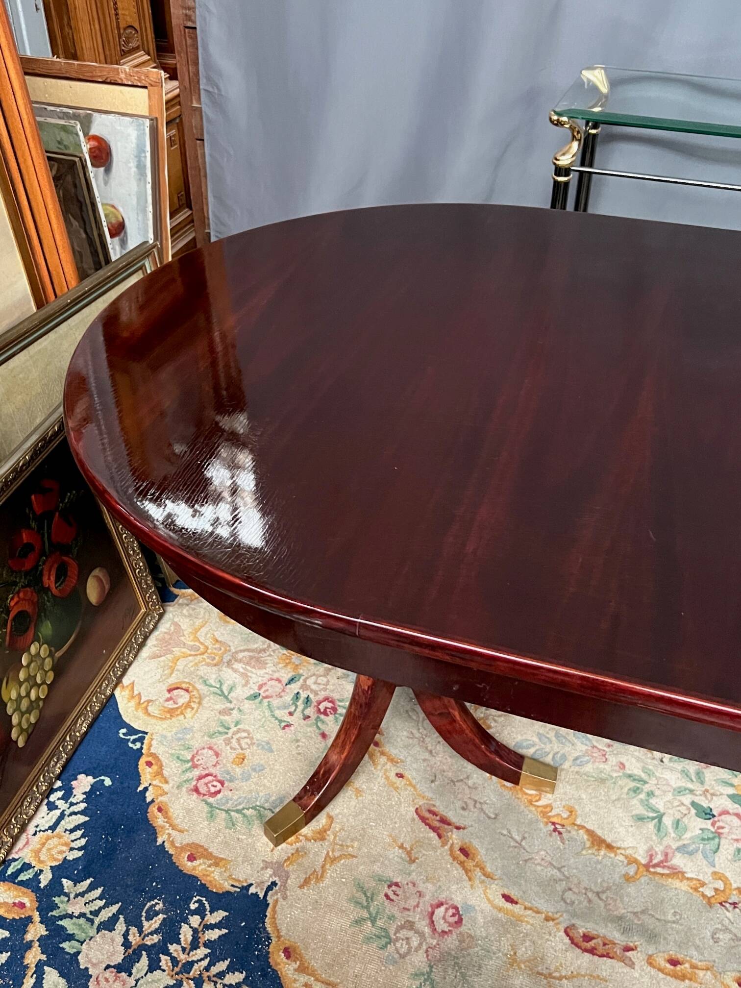 Table à manger de style Empire avec deux éléments coulissants.