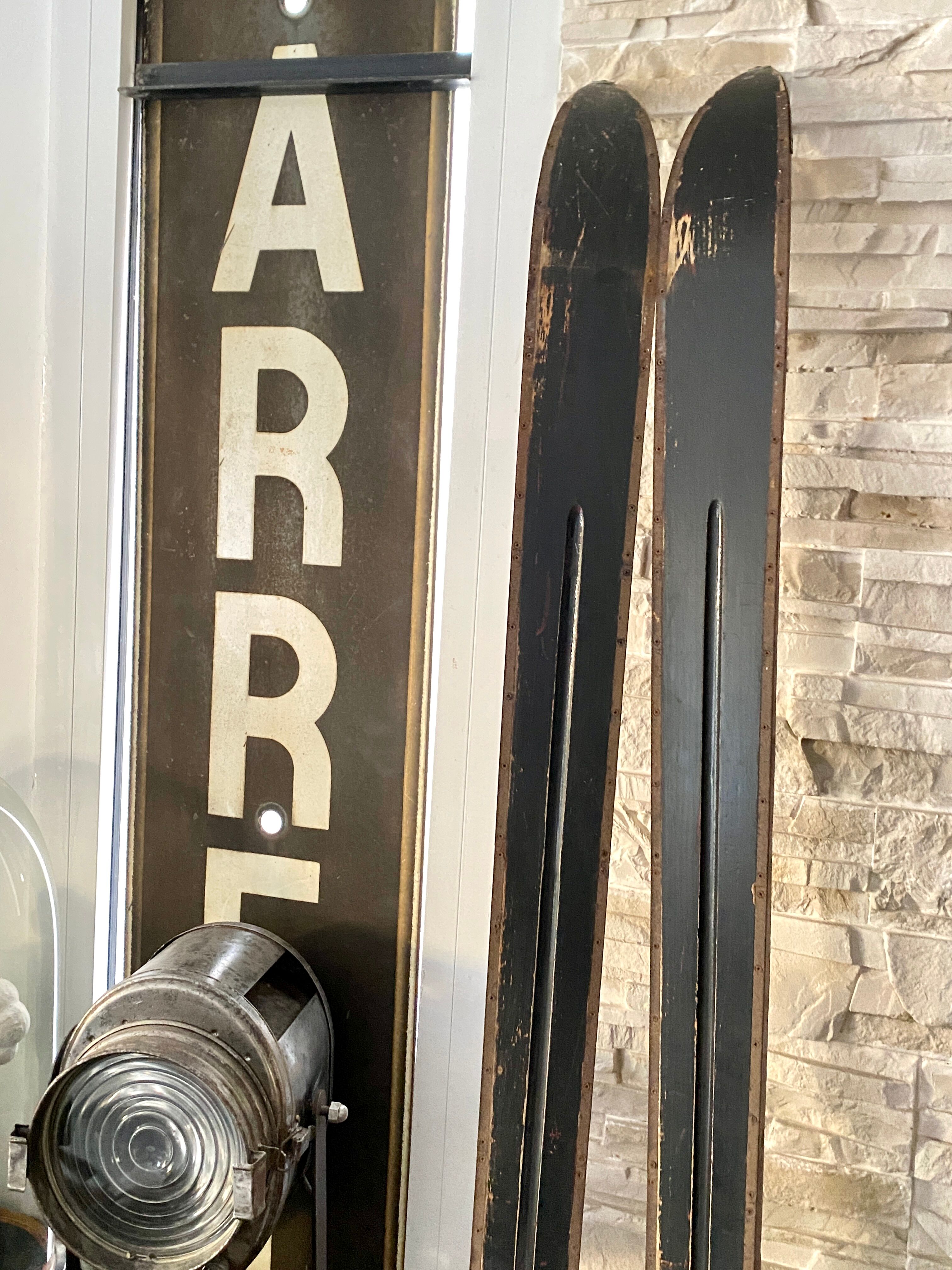 Paire de ski vintage en bois