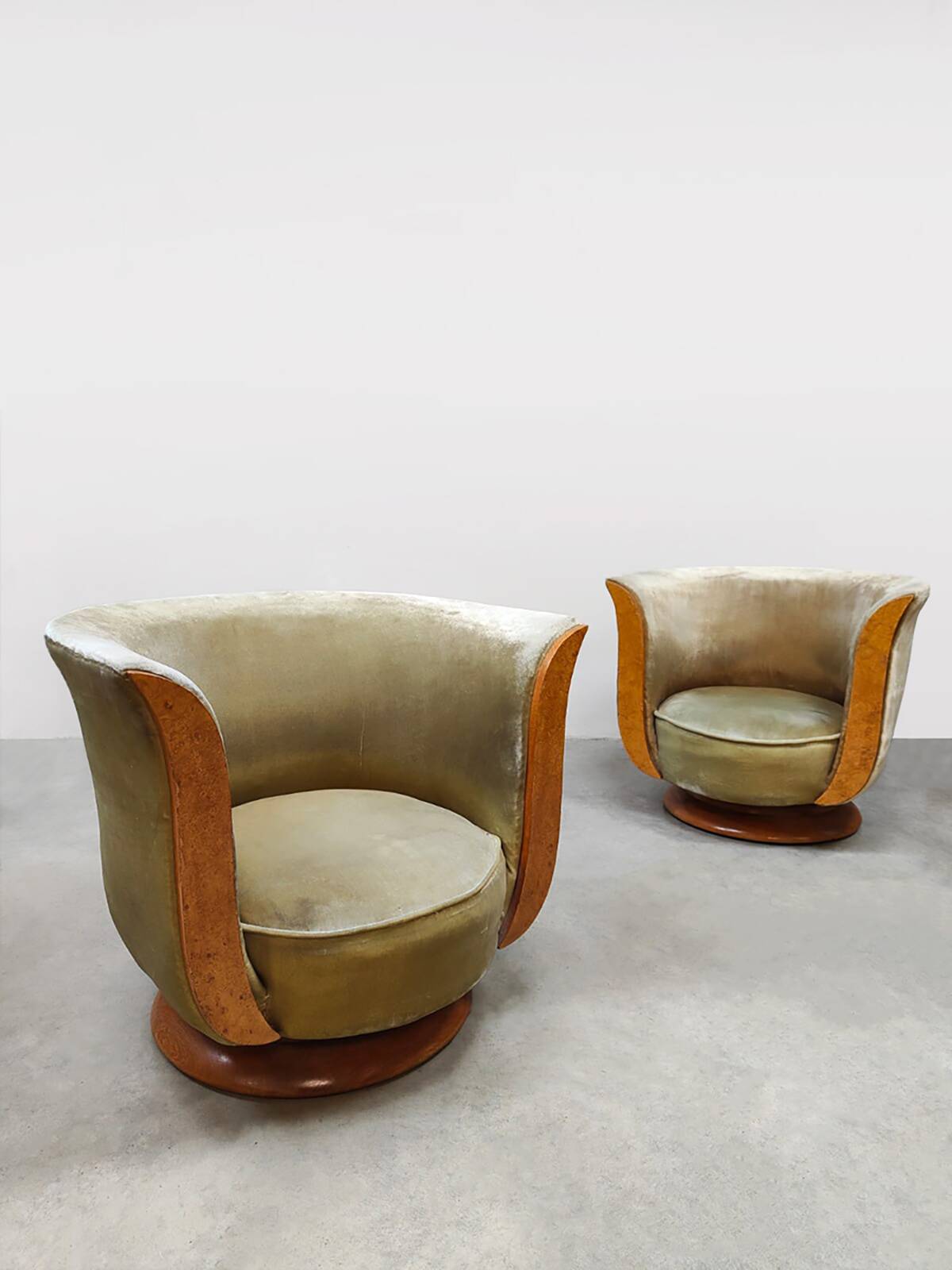 Pair of Art Deco "Tulip" armchairs from the "Le Malandre" hotel
