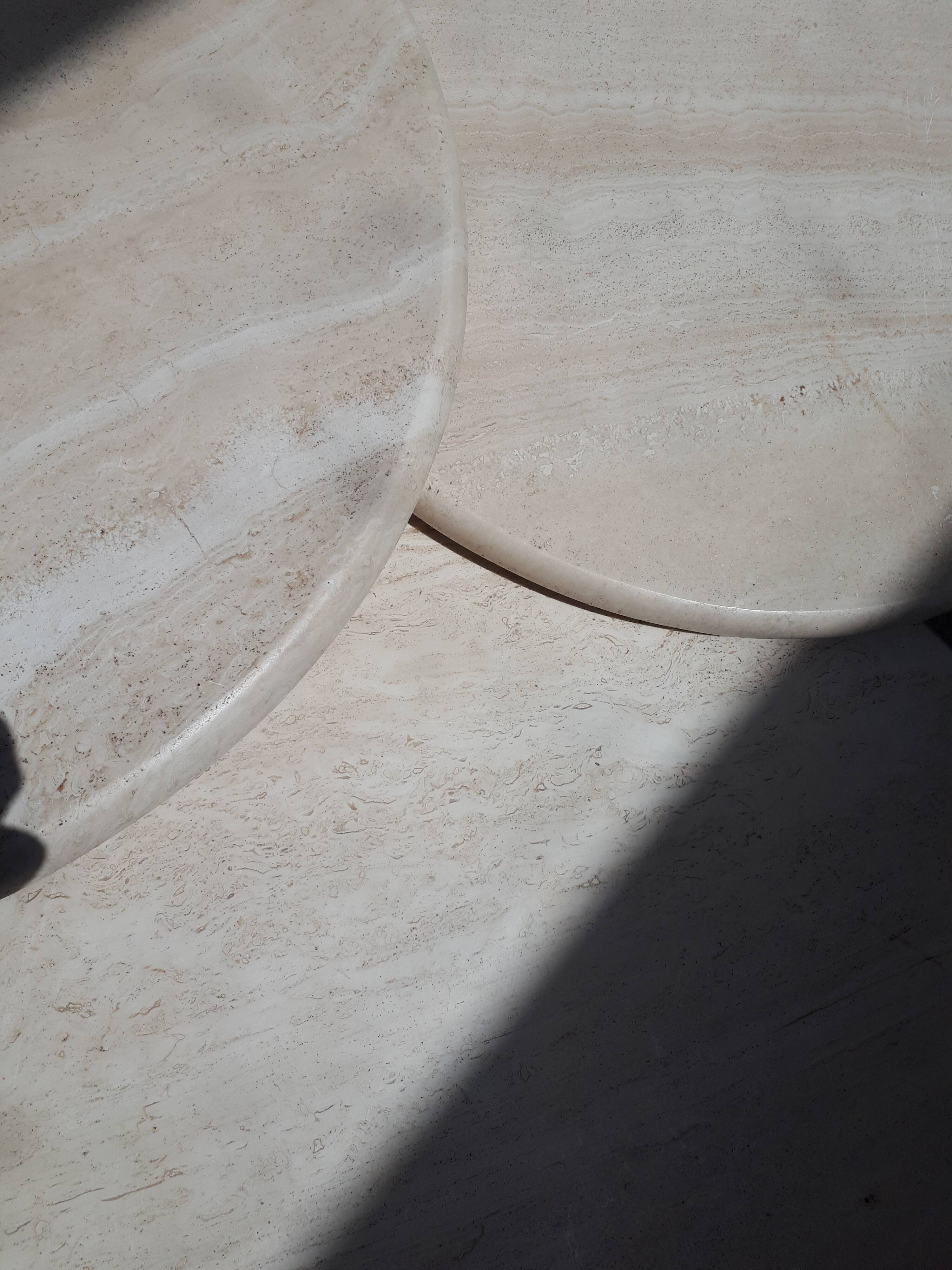 Tables gigognes en travertin Roche Bobois