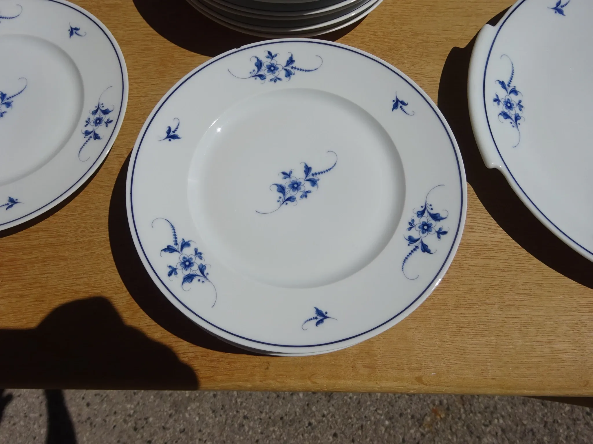 Fine Limoges porcelain dessert service: dish and 12 plates.
