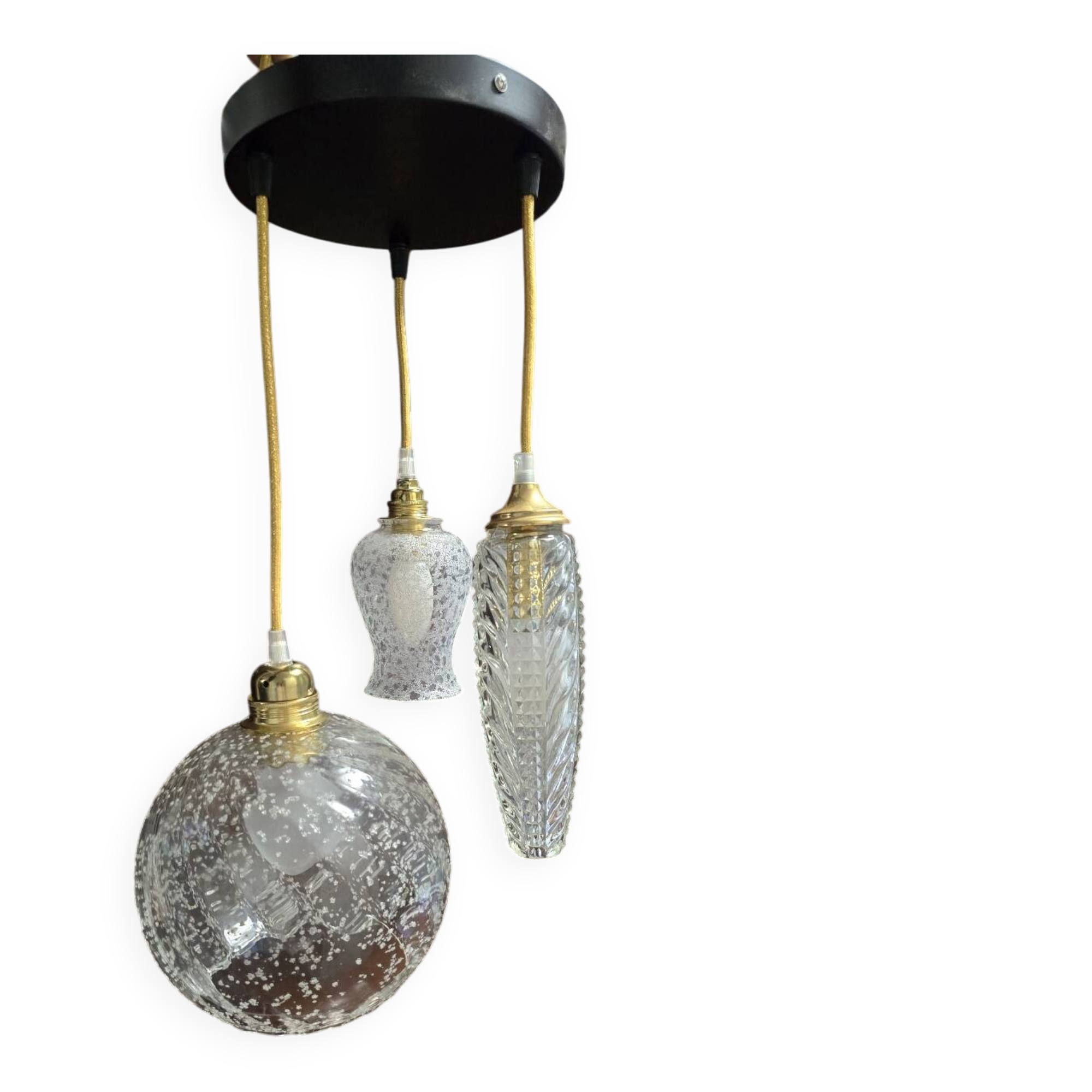 Suspension with three cut glass globes and a diamond tip.