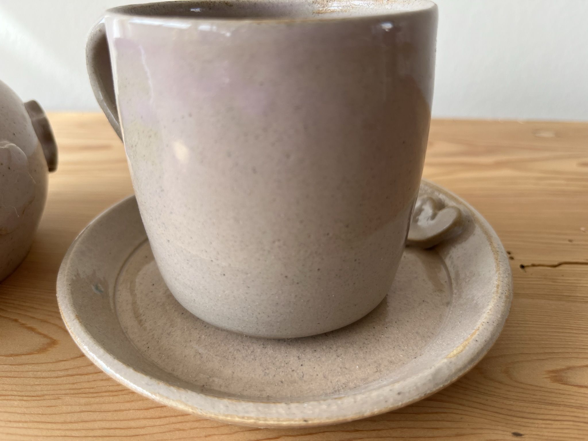 Tasse, sous-tasse et sucrier en céramique