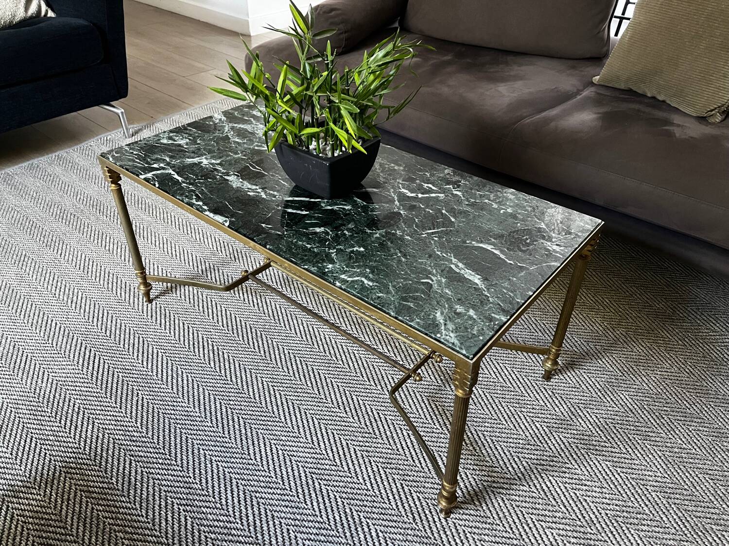Art Deco coffee table in green marble – An elegant and refined piece.
