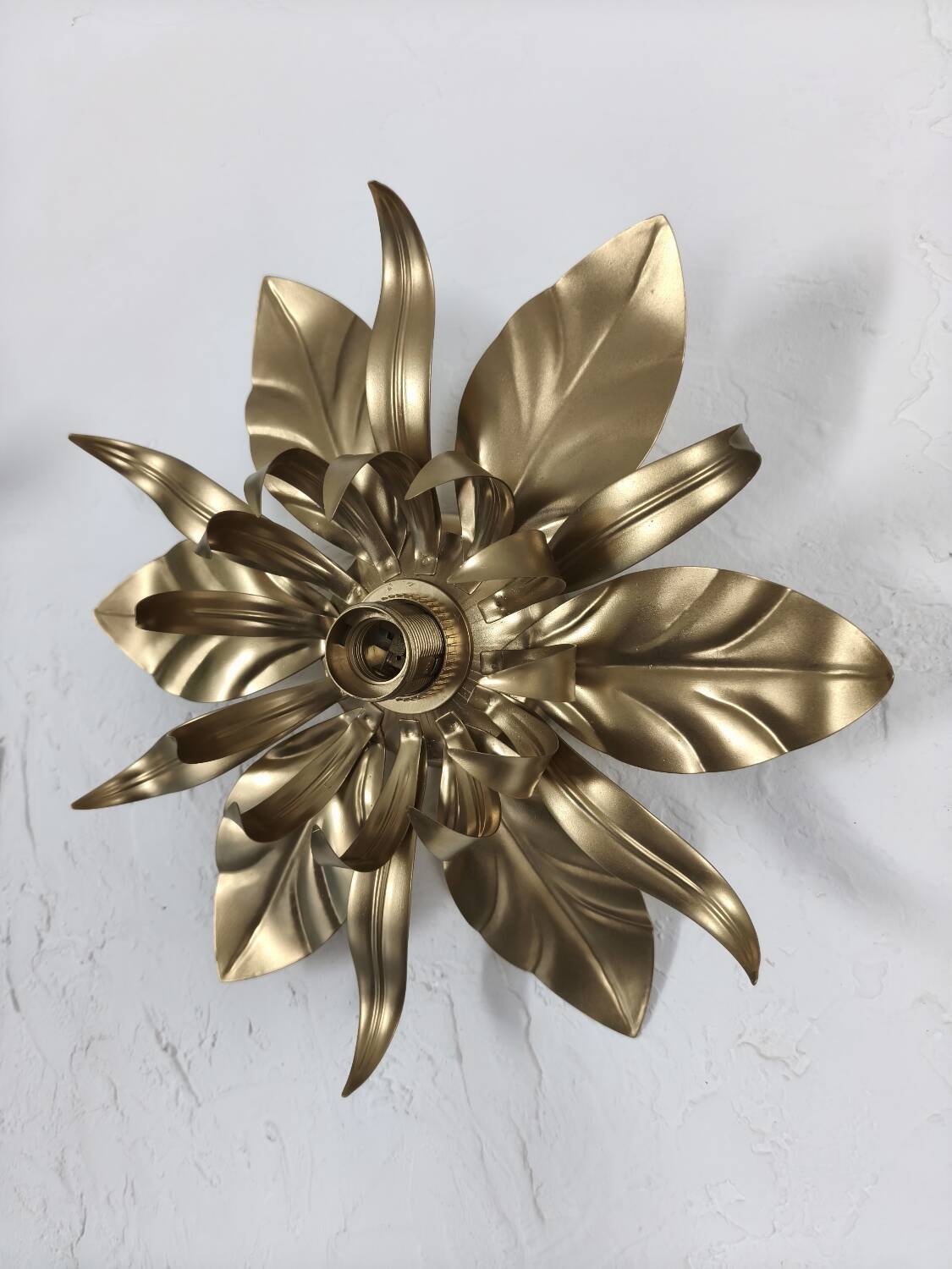 Gold metal flower wall light