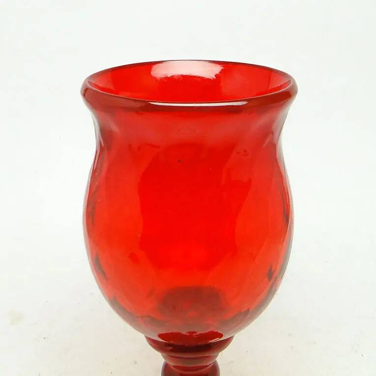Gobelet décoratif baroque, en verre rouge, KIS, Institut du verre de Cracovie, années 1970