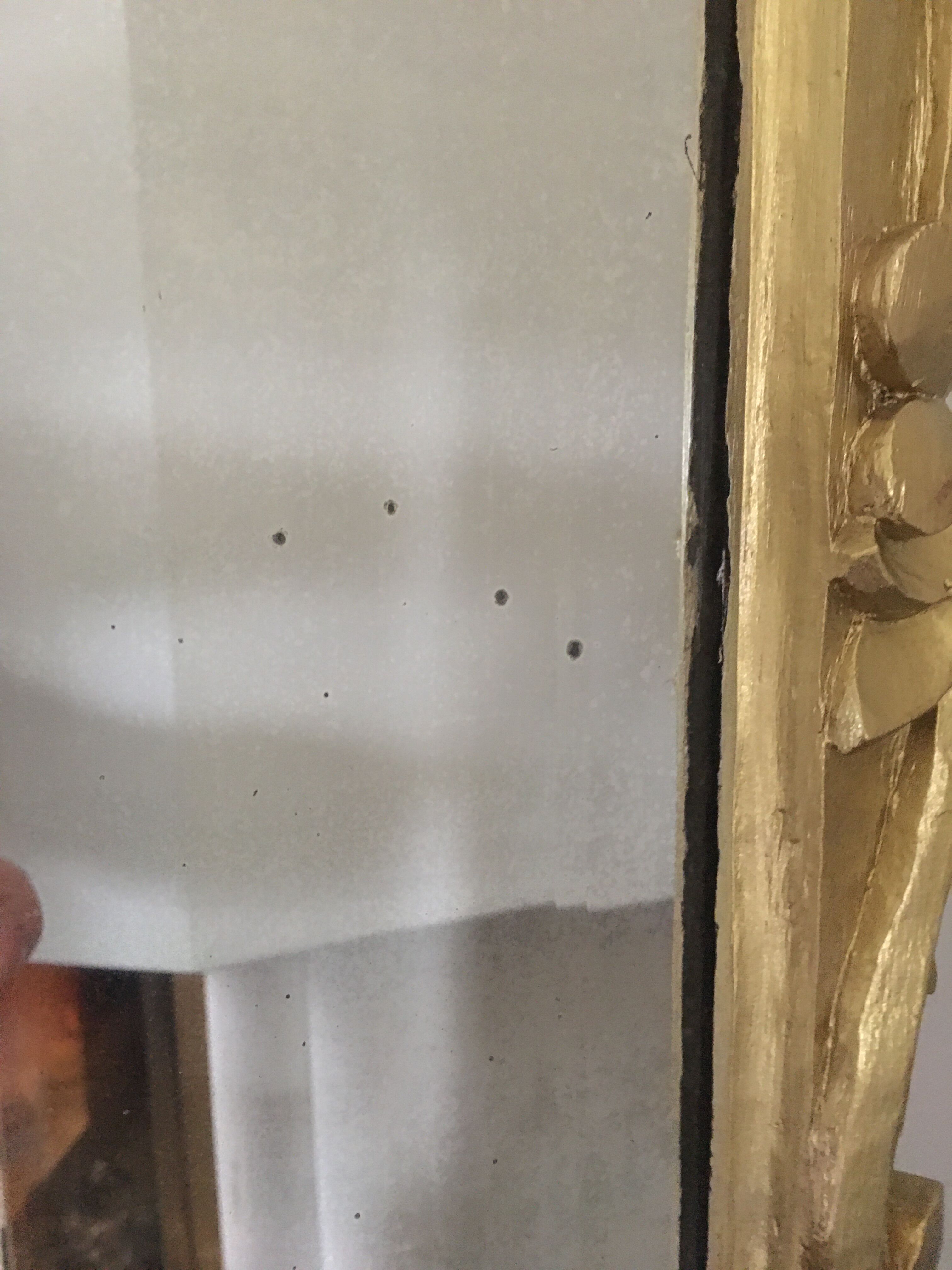 Miroir biseauté baroque aux fleurs sculptées et dorées