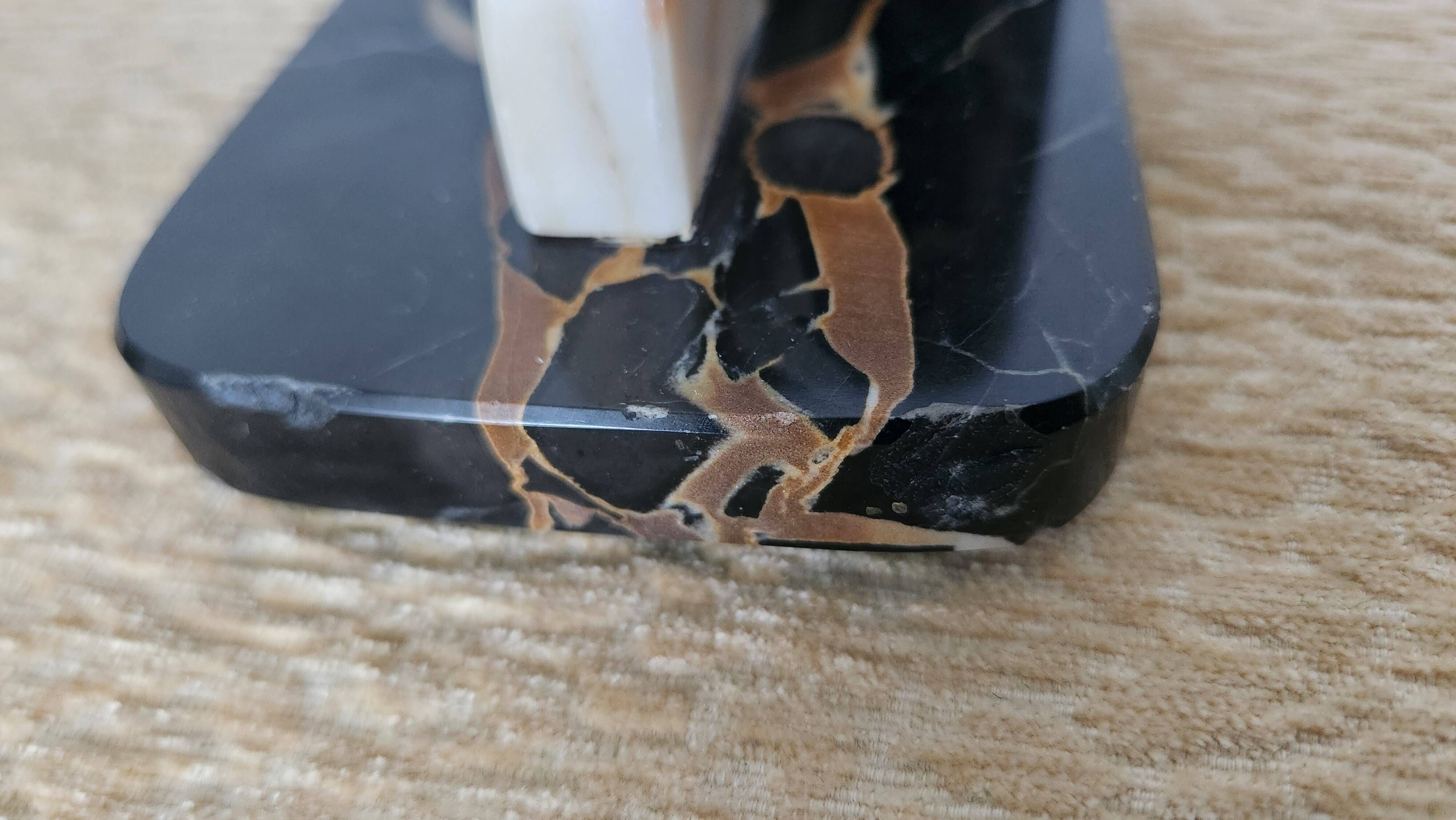 Art Deco pair of bookends in Portor marble and onyx, 1930s-1950s.
