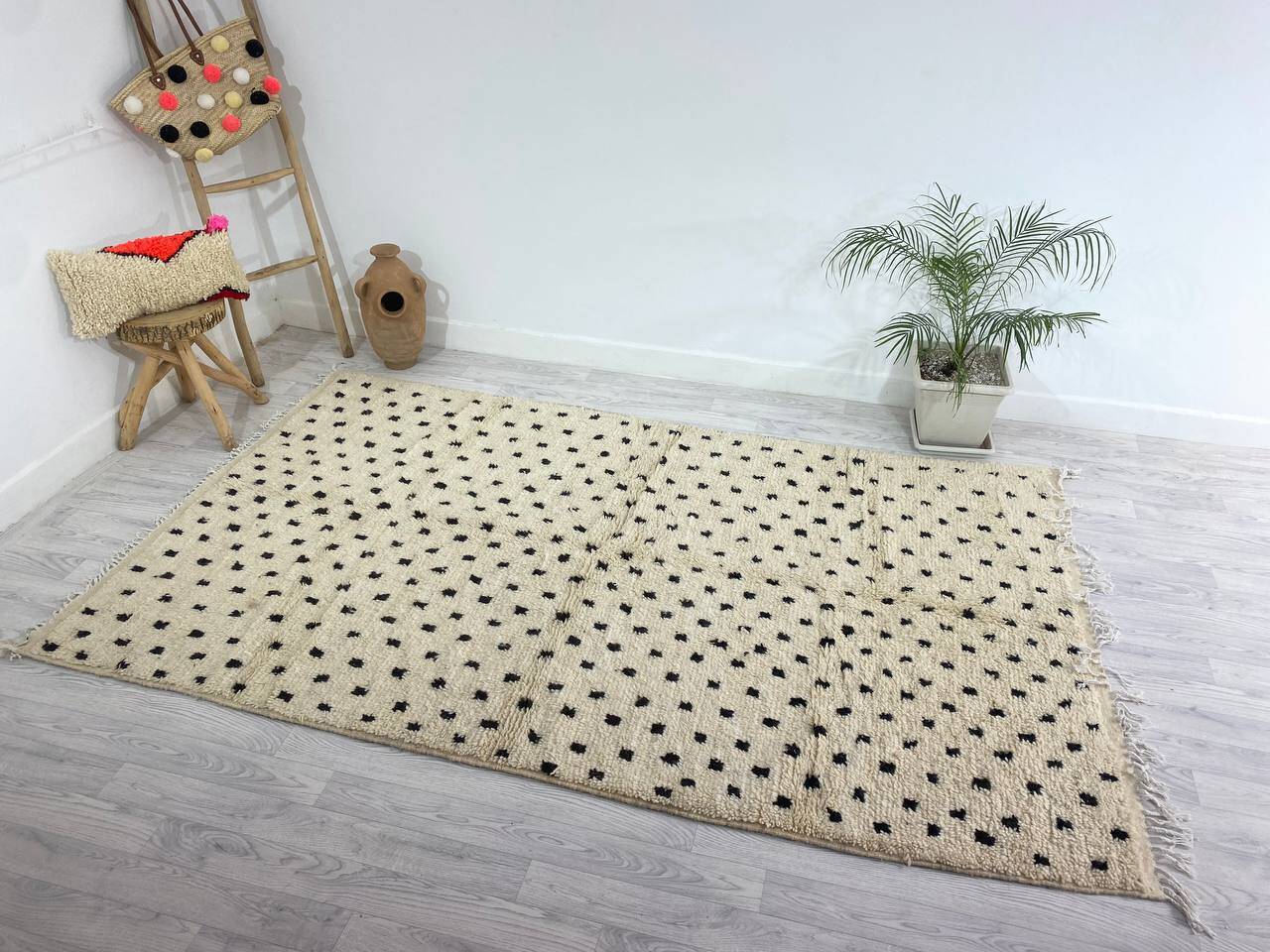 Handmade wool berber rug 276 x 157 cm