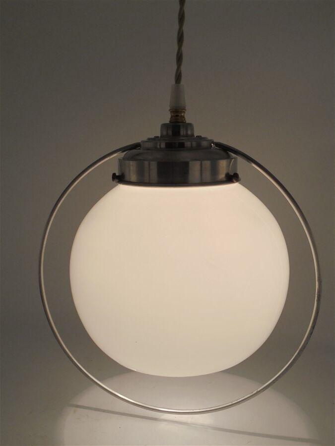 Opaline globe suspension