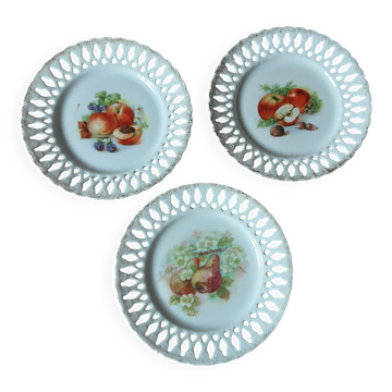 3 assiettes en faïence ajourée