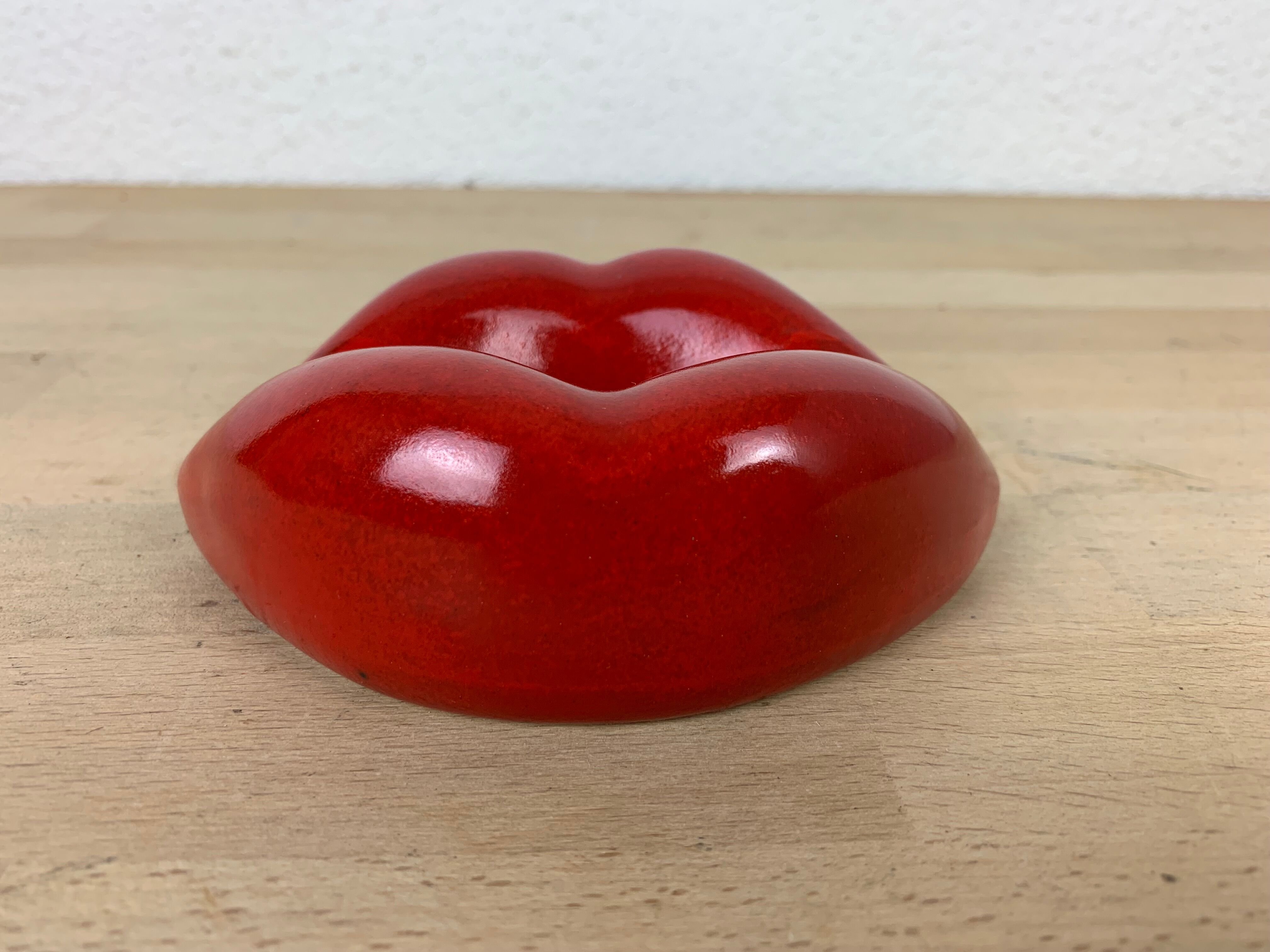 Empty pocket ashtray mouth ceramic red pop