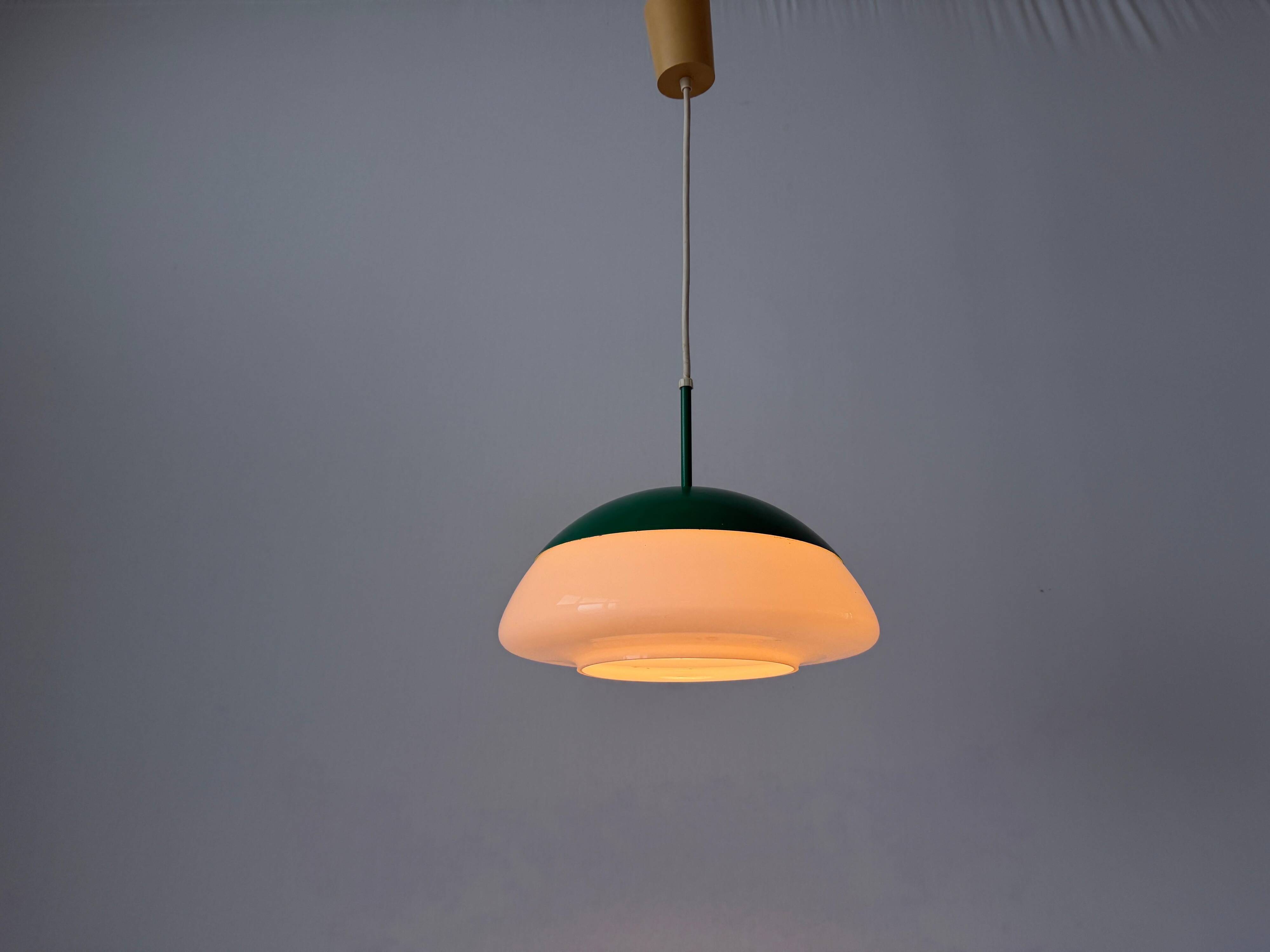 Suspension en métal vert et verre opale, années 1960, Germany
