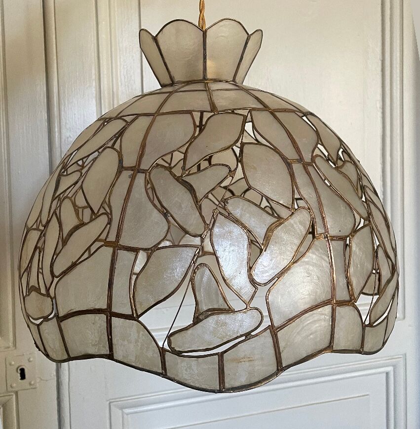 Mother-of-pearl and brass suspension