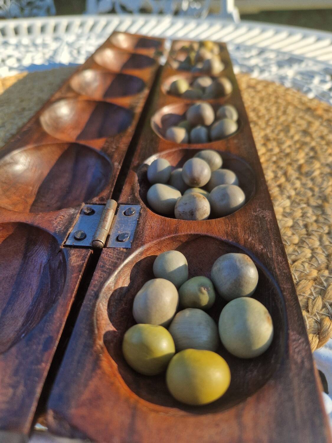 Jeu Awalé africain vintage en bois avec ses 48 graines