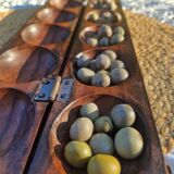 Jeu Awalé africain vintage en bois avec ses 48 graines