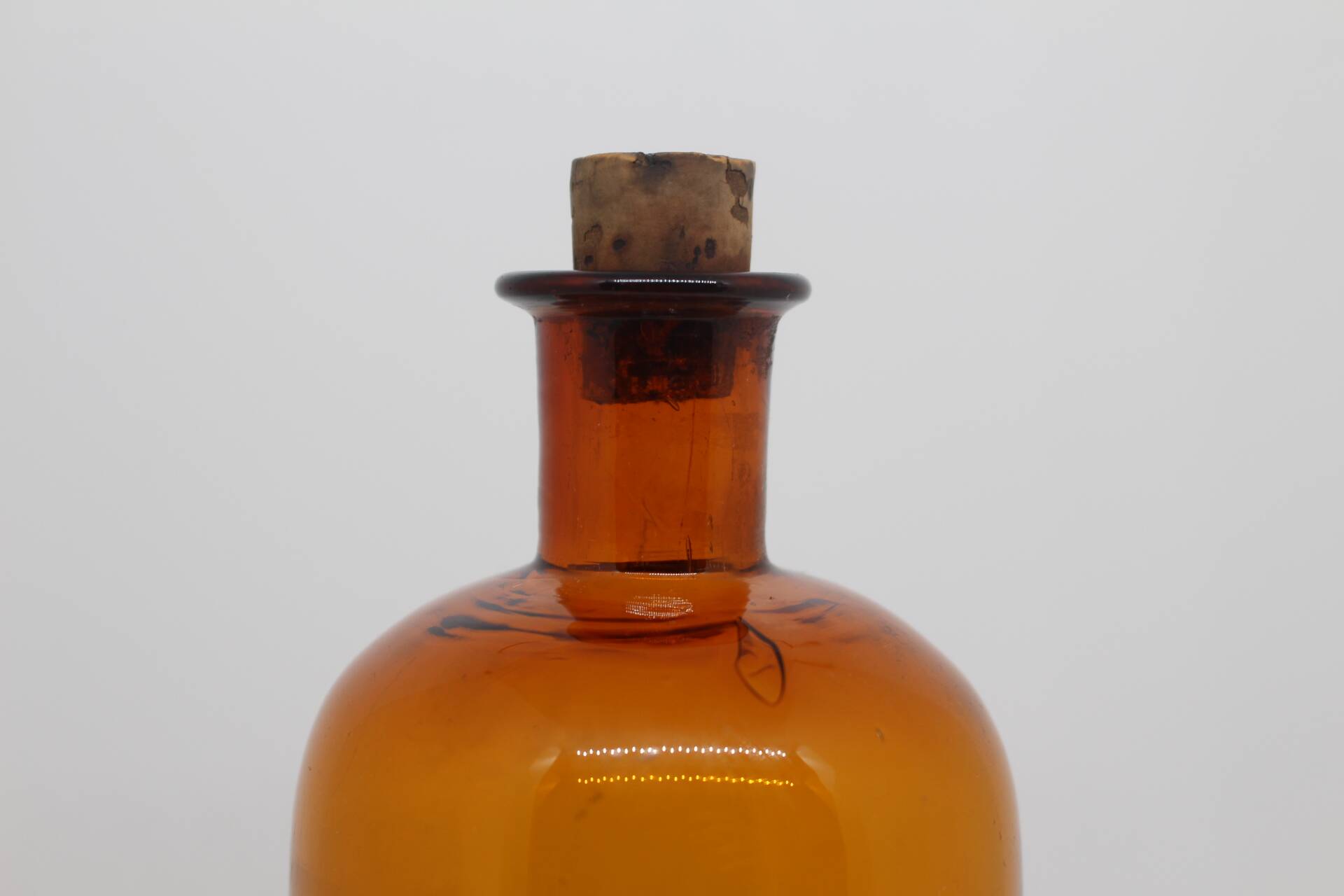 Flacon ambré en verre soufflé