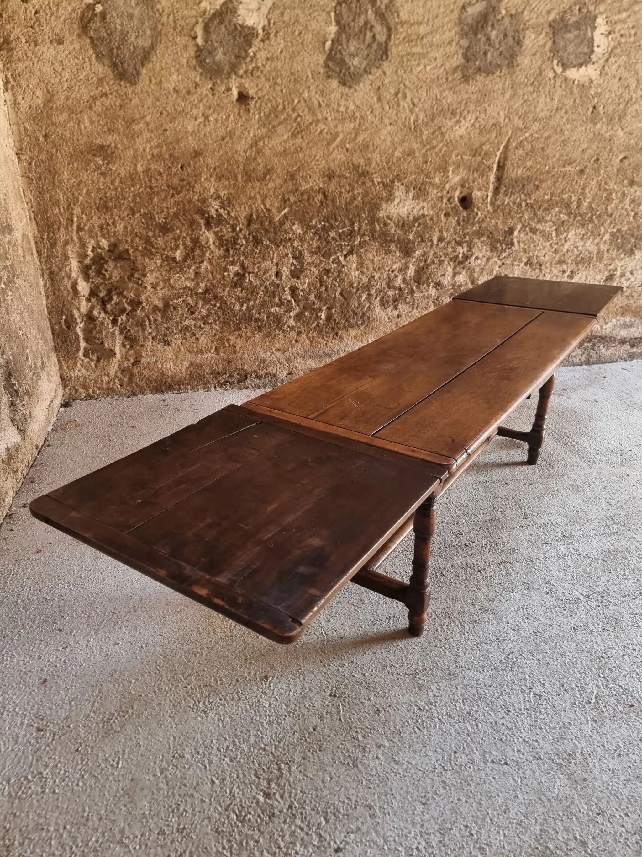 Table de château française Louis XIII du XVIIe siècle – Plateau en noyer avec base en chêne et merisier – Table à manger extensible (jusqu'à 337 cm)