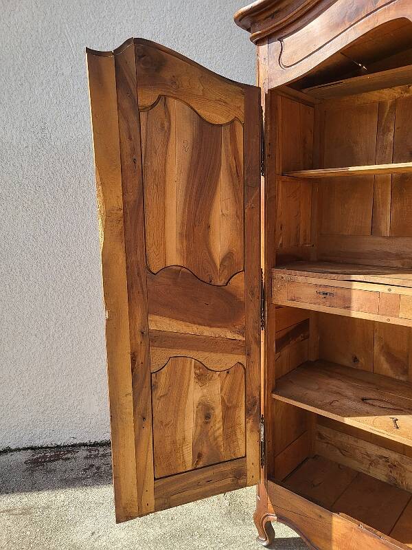 Armoire louis xv en noyer chapeau de gendarme