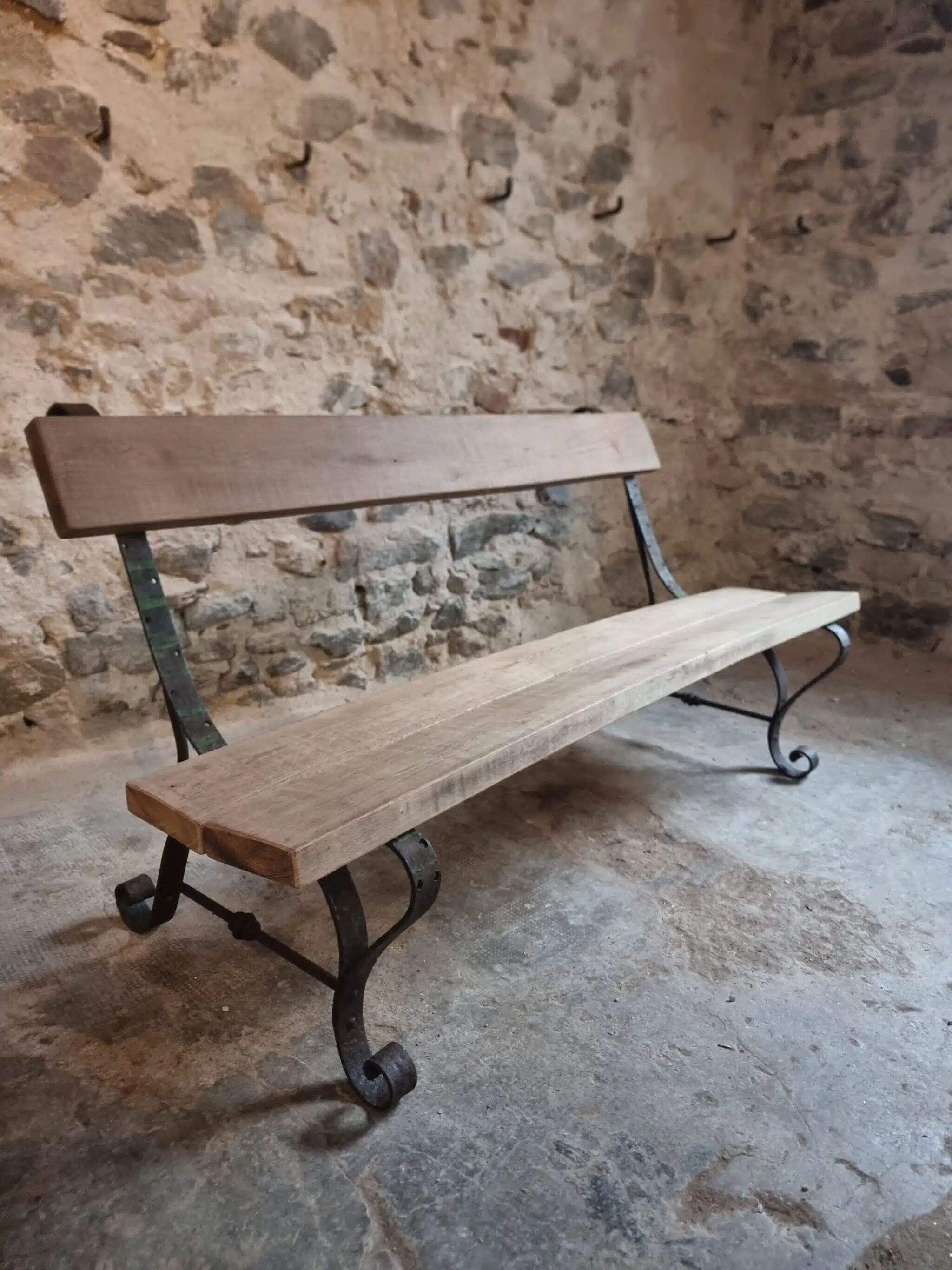 Banc de jardin ancien avec base en fer forgé et assise en chêne