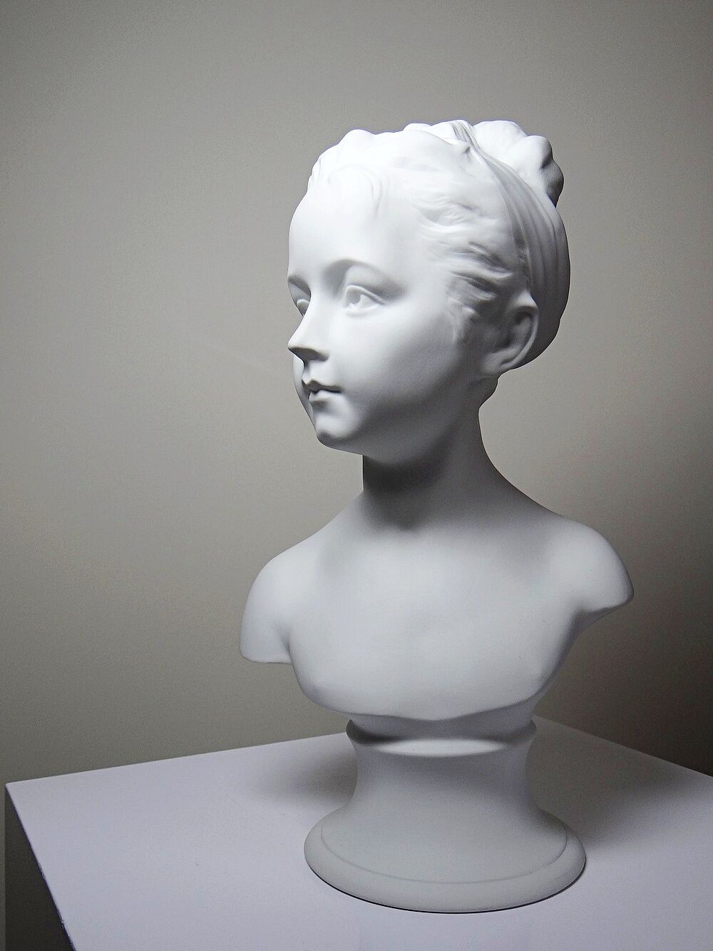 Bust of Louise Brongniart after Houdon, white biscuit Tharaud Limoges 20th century.