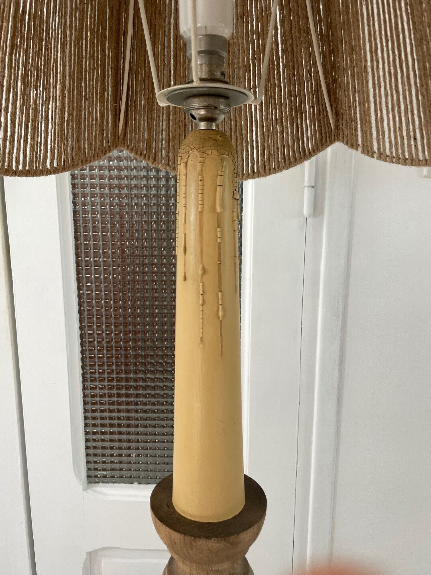 Lampadaire vintage en bois naturel et abat jour en corde années 1960