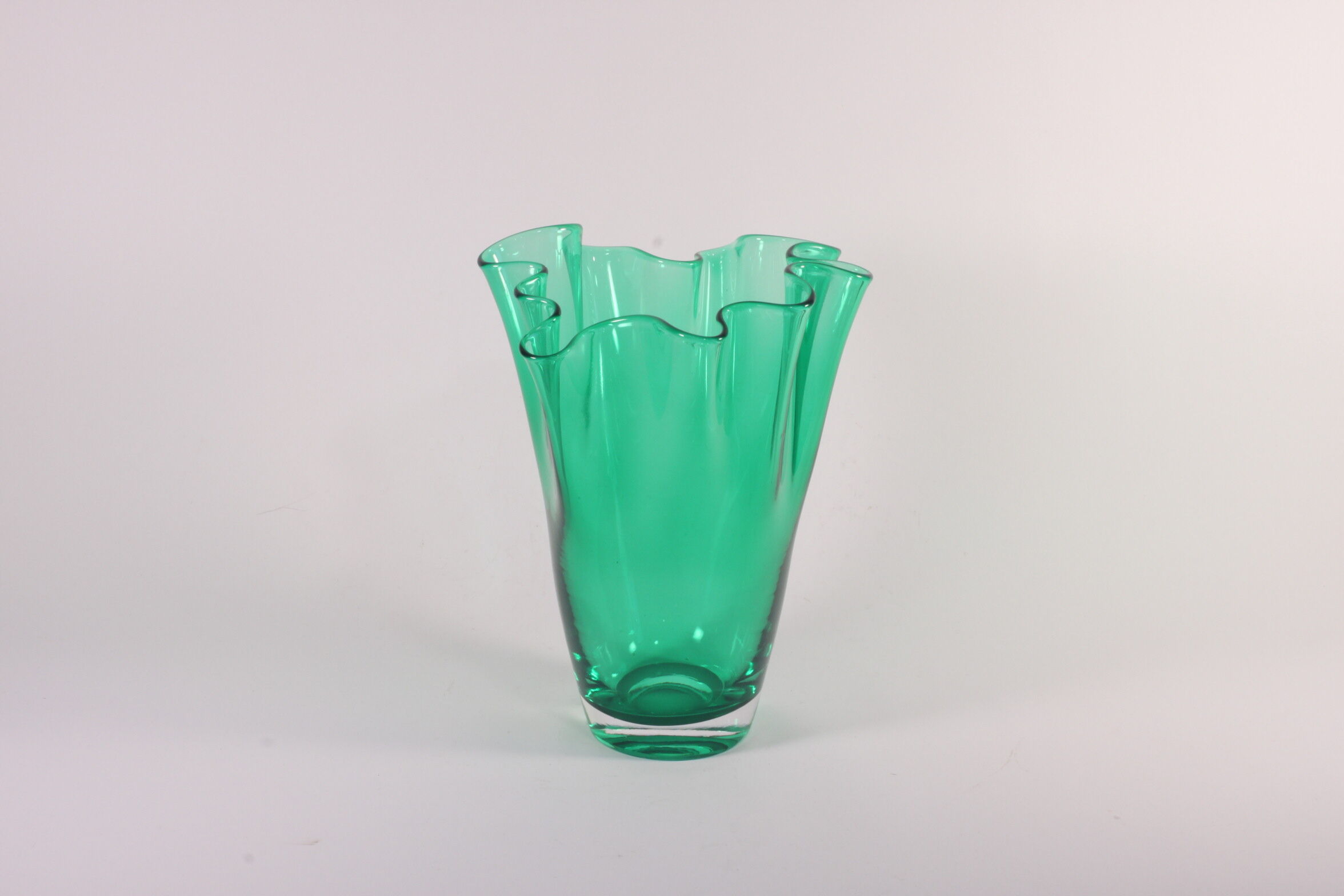 Vase fazzoletto en verre vert ou vase mouchoir, années 1950.
