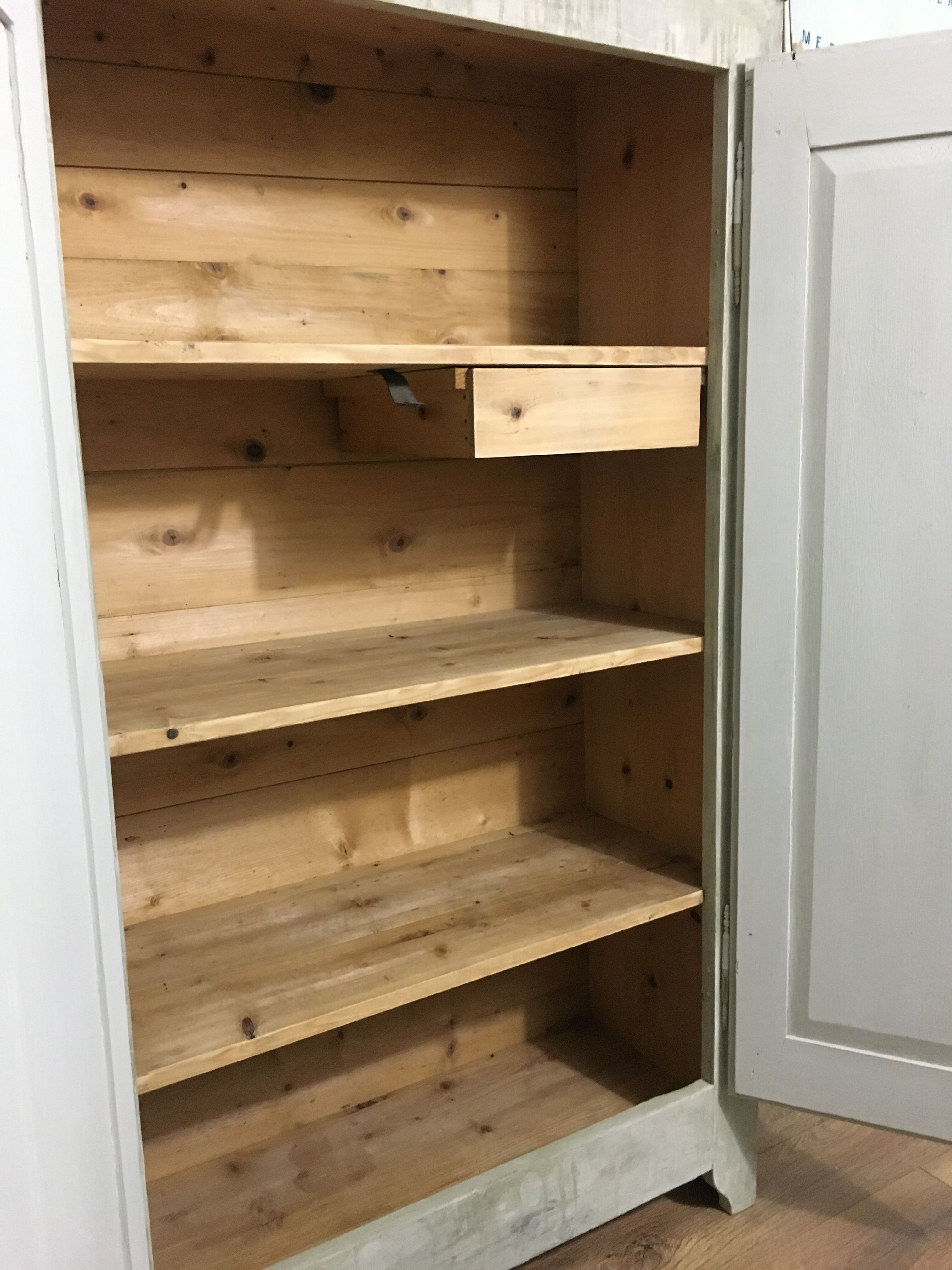 Armoire patine vieillie grège