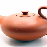Théière ancienne en terre artisanale de la poterie neuchâteloise, Suisse