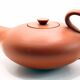 Théière ancienne en terre artisanale de la poterie neuchâteloise, Suisse
