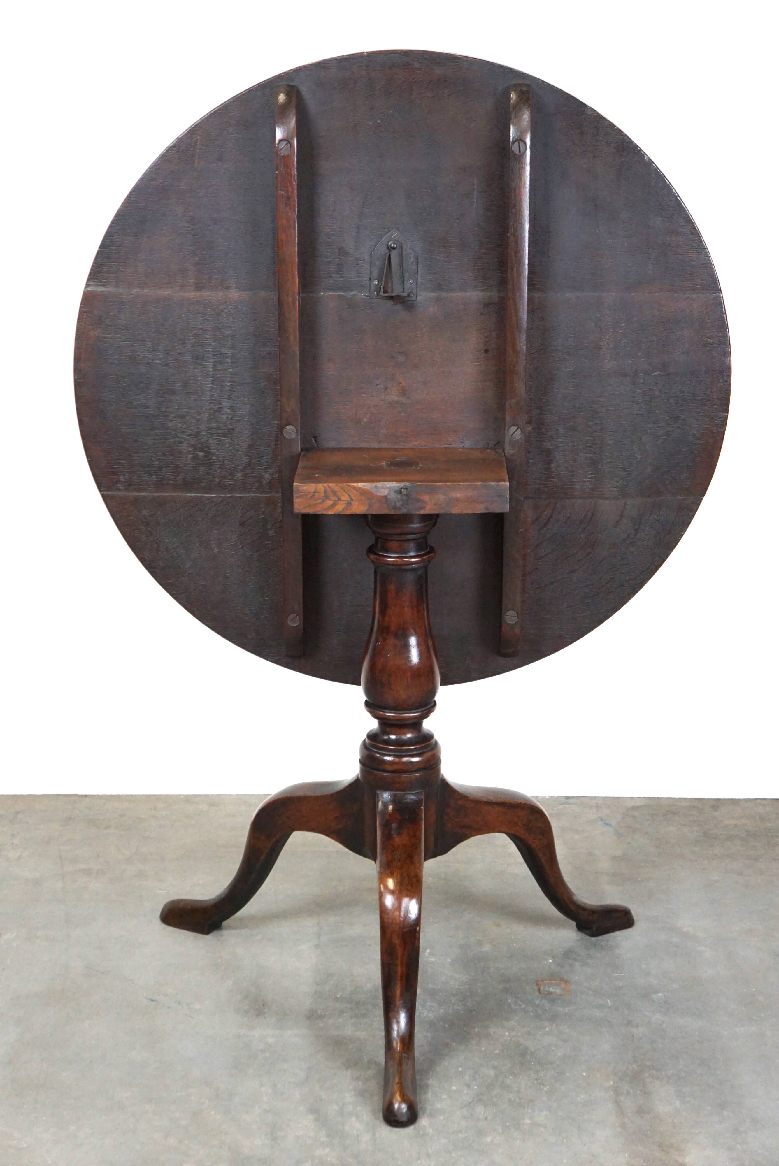 Round antique English oak tilt-top table with wonderful colors