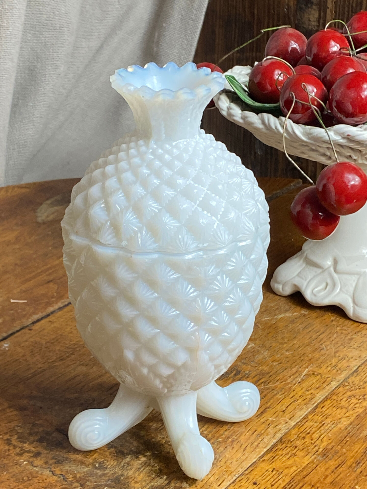Pineapple bonbonnière in white opaline