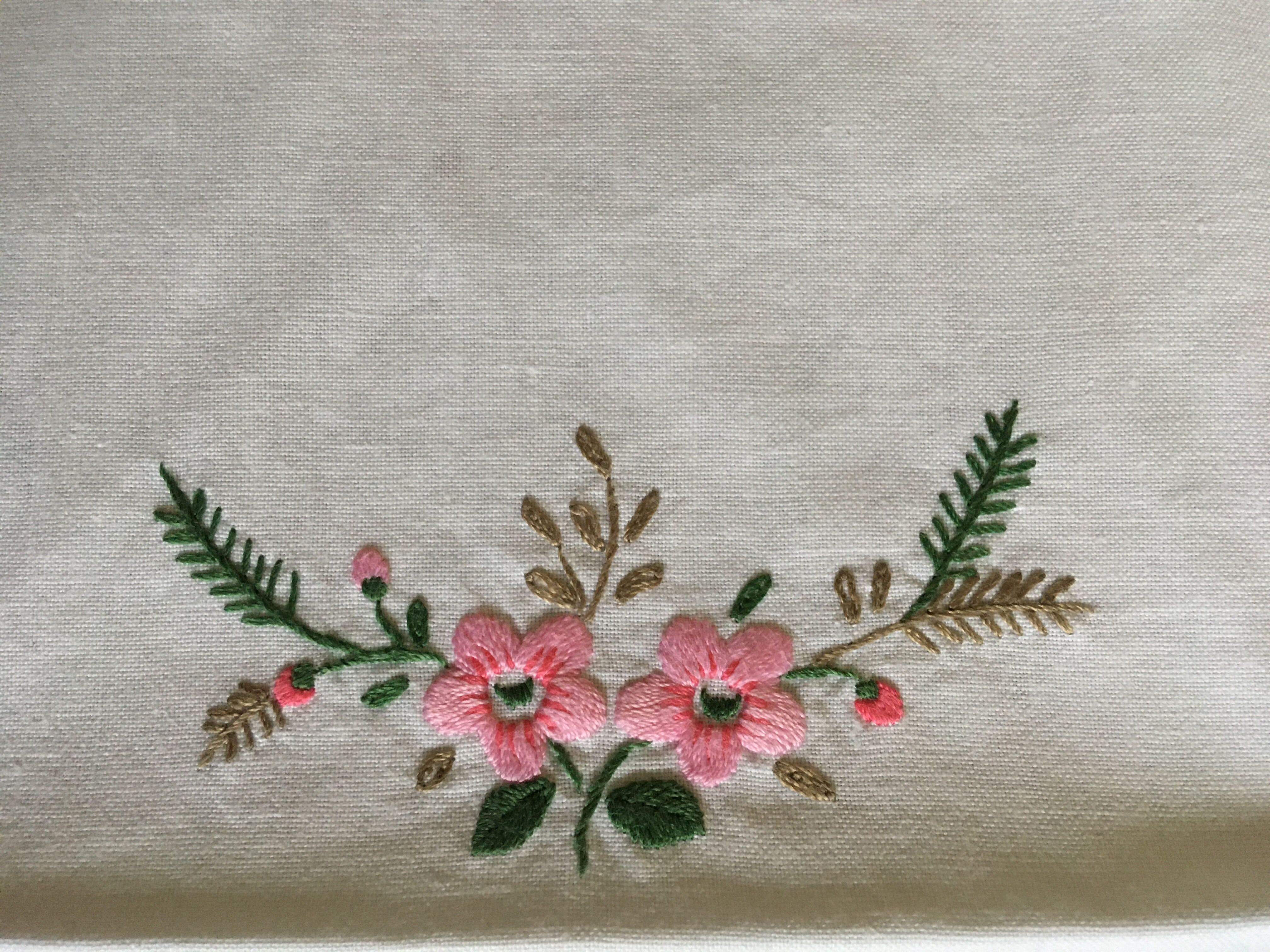 Nappe 145 x 245 brodée fleurs et 12 serviettes
