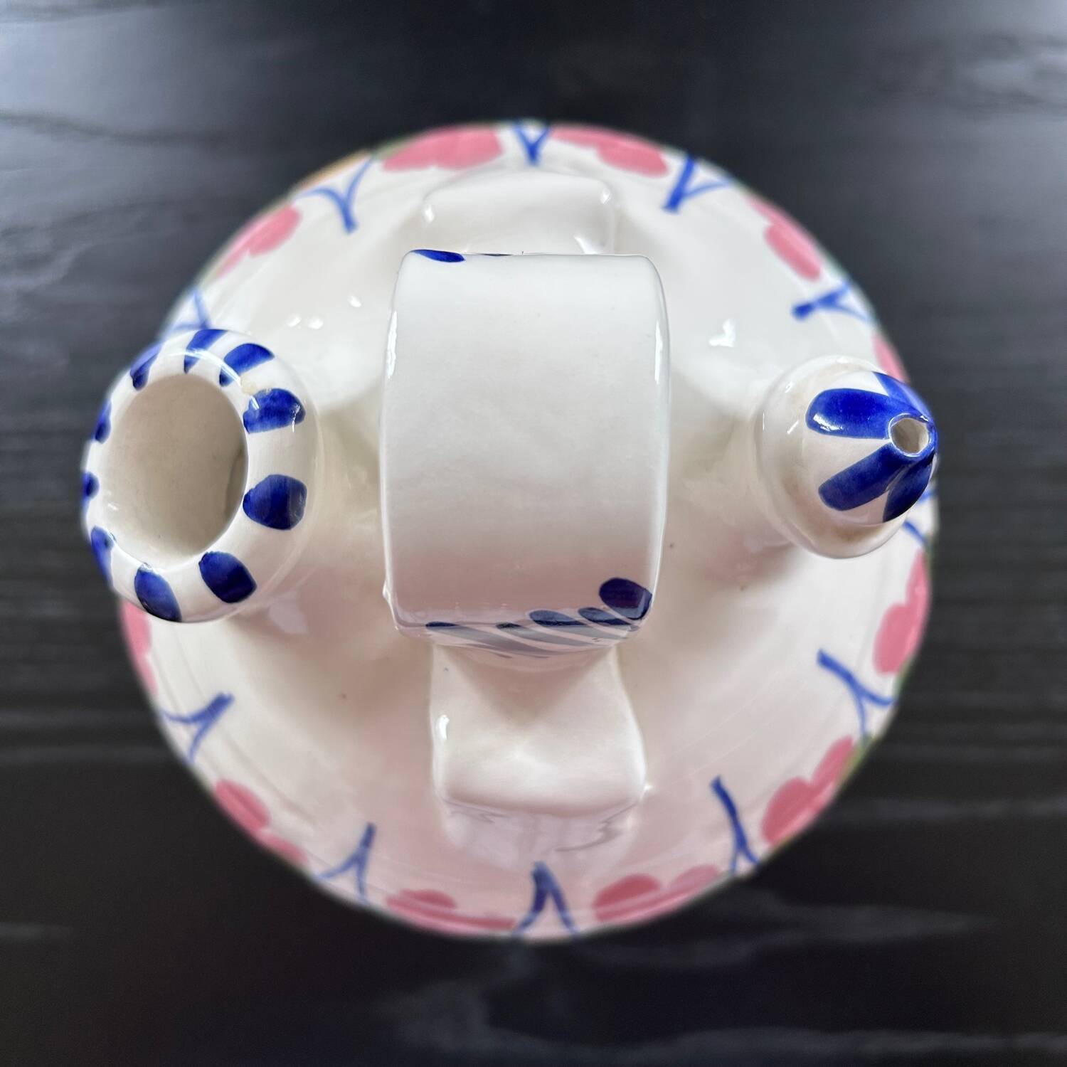 Water bottle with floral decoration