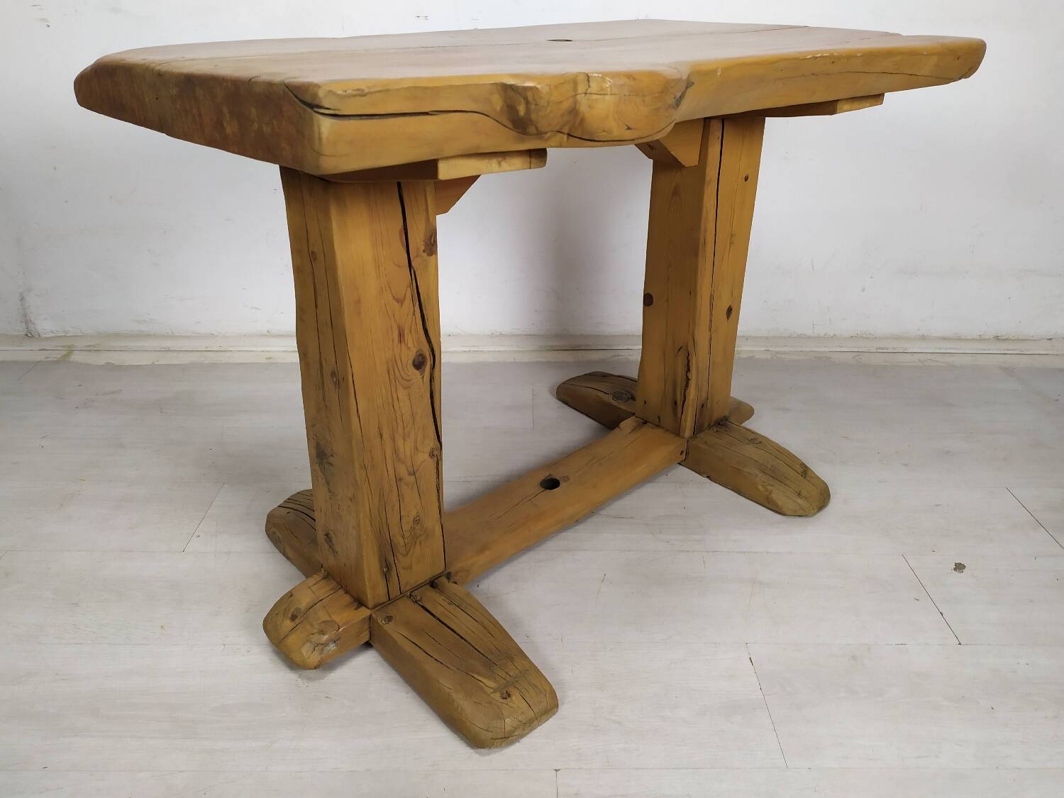 Table extérieur brutaliste