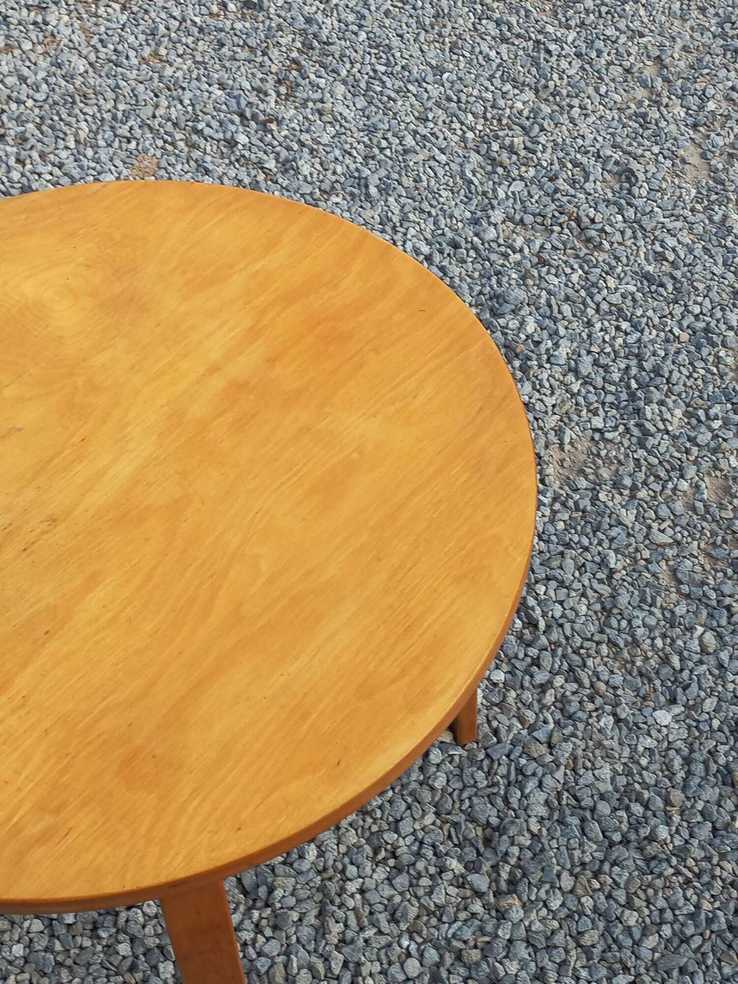 1970s Scandinavian-style coffee table in birch veneer.