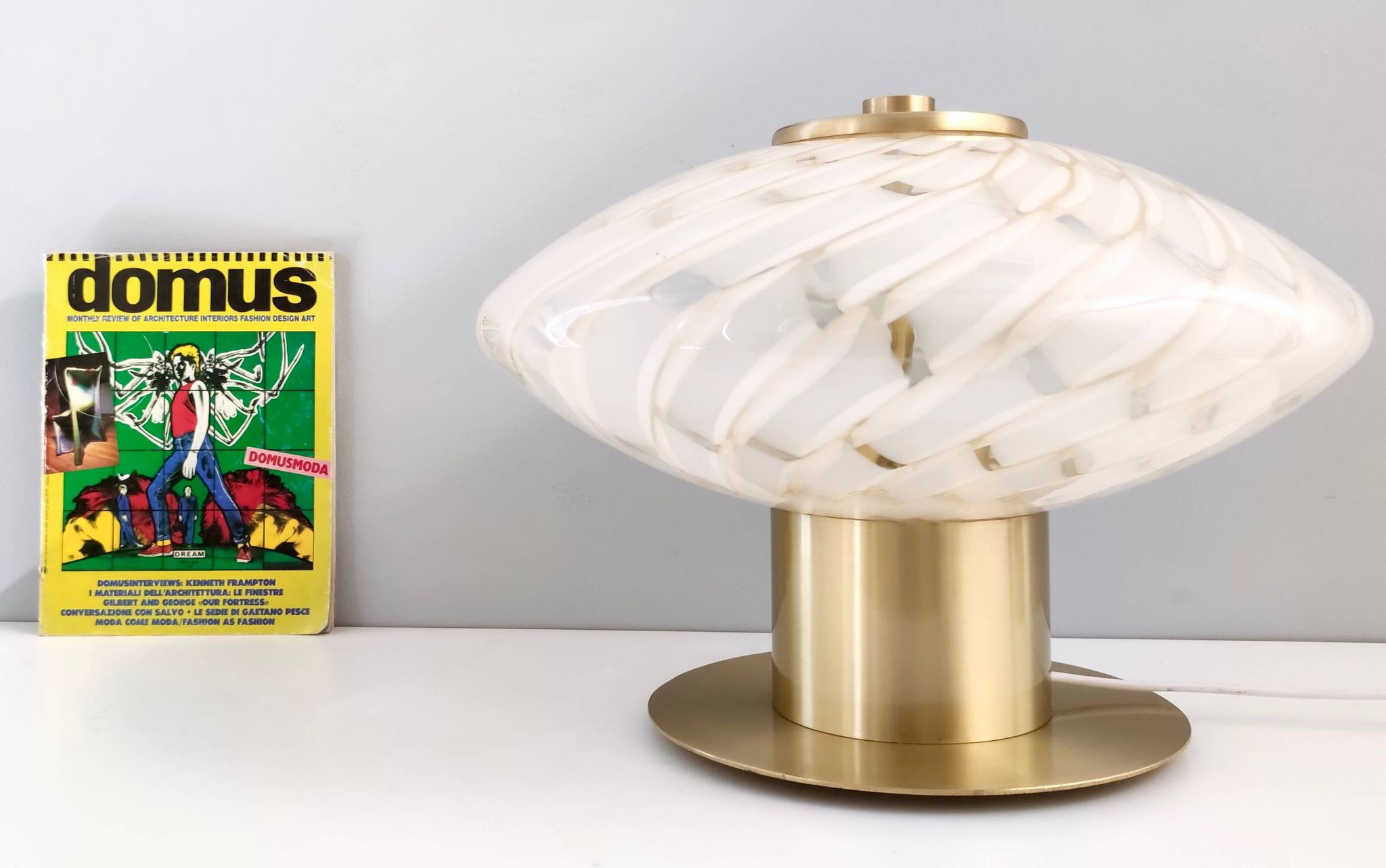 Lampe de table en verre de Murano blanc et laiton, Italie, années 1980