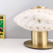 Lampe de table en verre de Murano blanc et laiton, Italie, années 1980