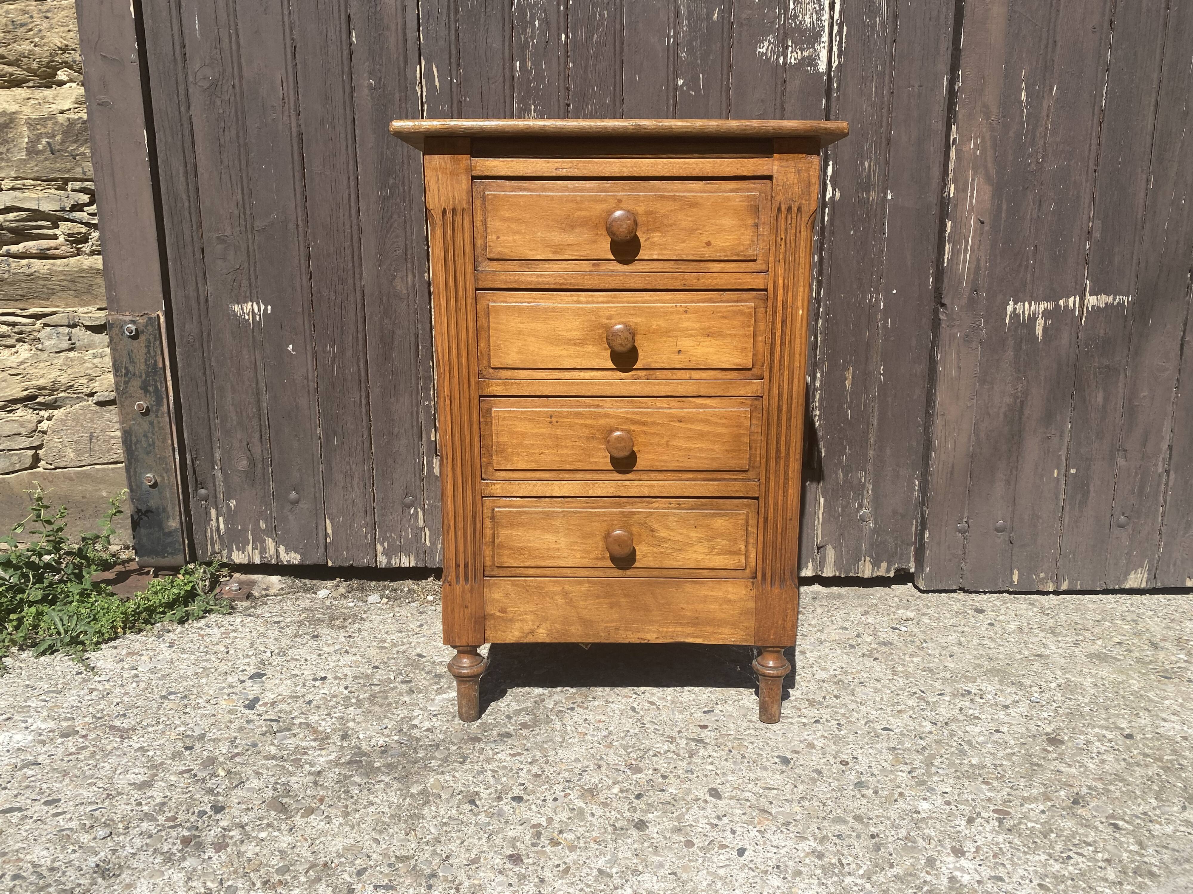 4-drawer solid oak chest of drawers