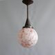 Lampe globe Art Déco avec abat-jour en verre marbré et suspension à tige - vers 1930
