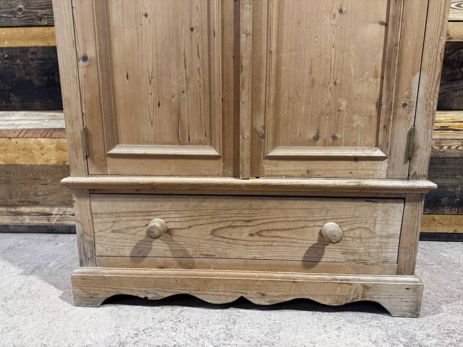 Red fir wardrobe - Compact & Authentic format