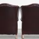 Ensemble de 2 fauteuils à oreilles en cuir de vachette + pouf de style anglais