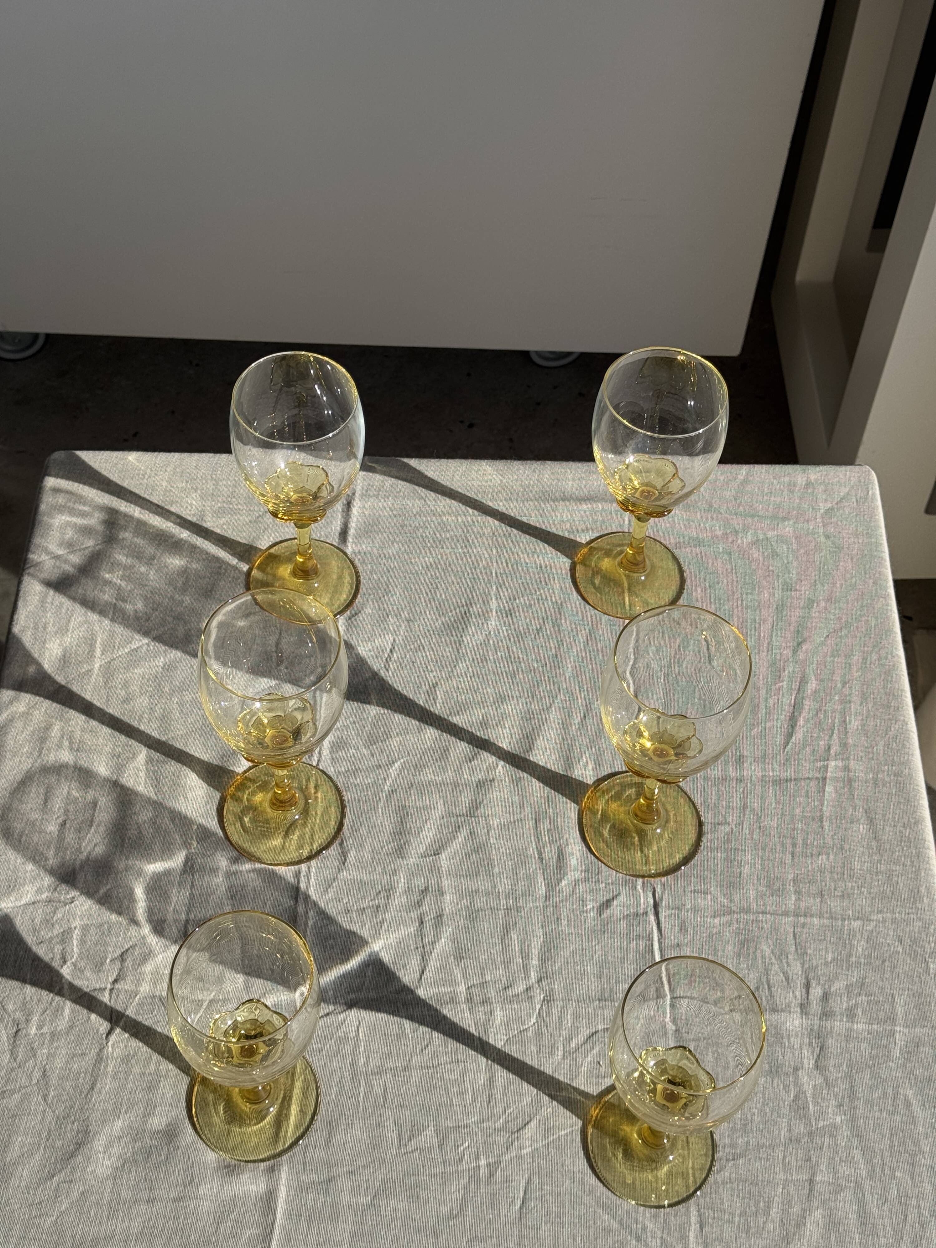 Set of 6 vintage yellow stemmed glasses: consisting of 4 large and 2 small.