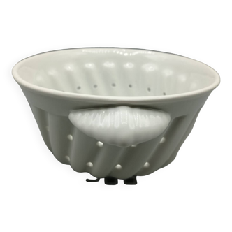 Porcelain colander with shell handles