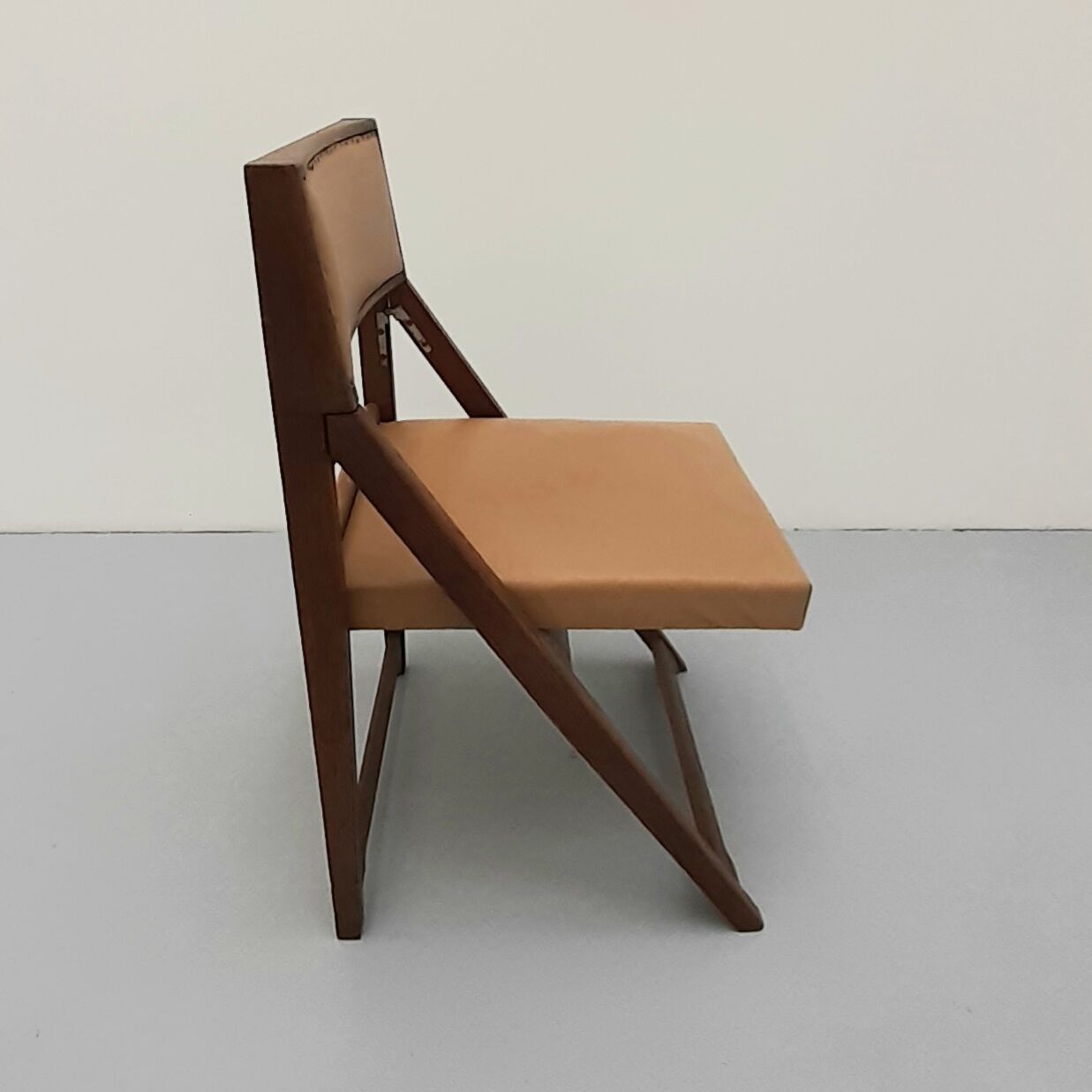 Henri Meyer folding chair in fawn skaï, 50s