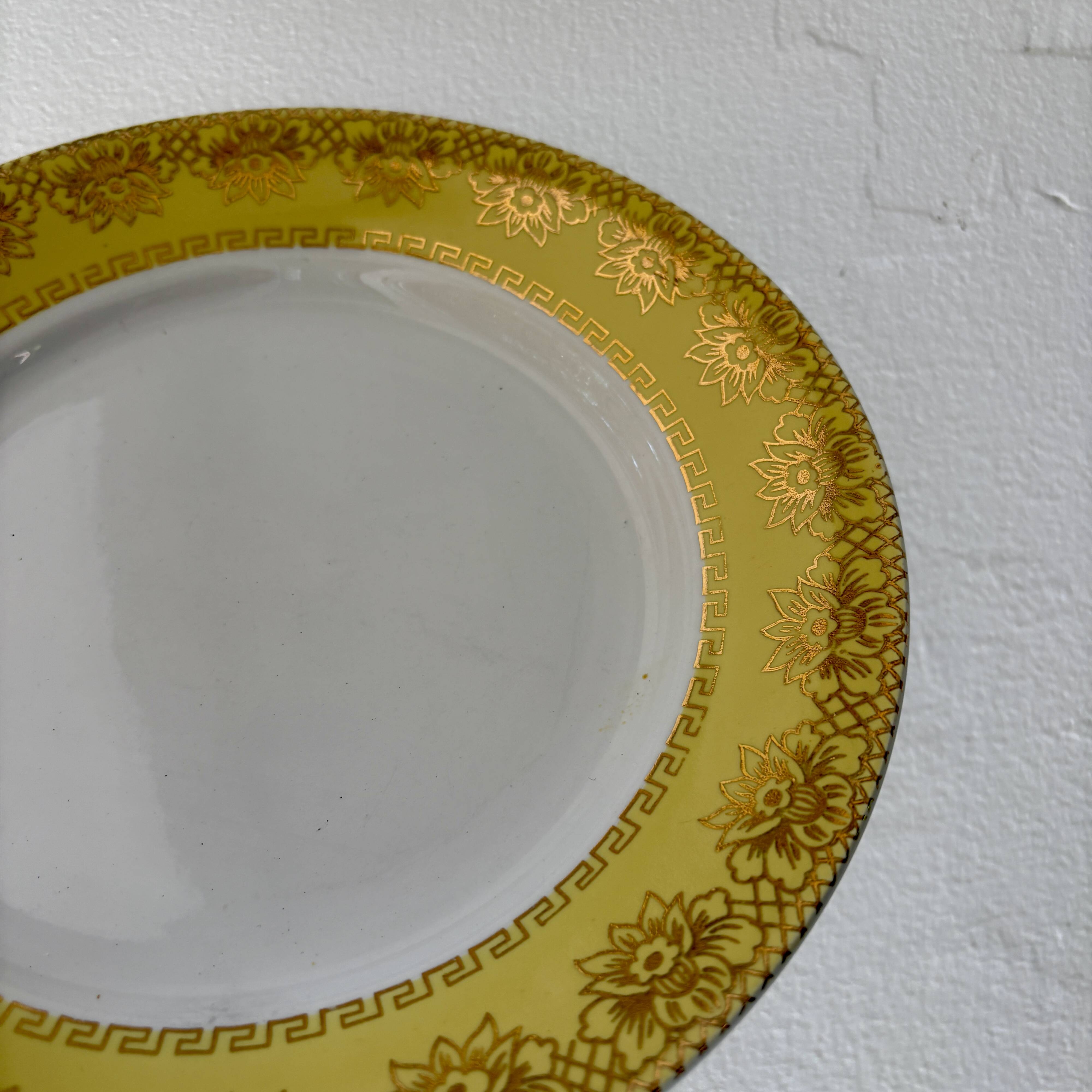 Set of 10 vintage white, yellow and gold dinner plates