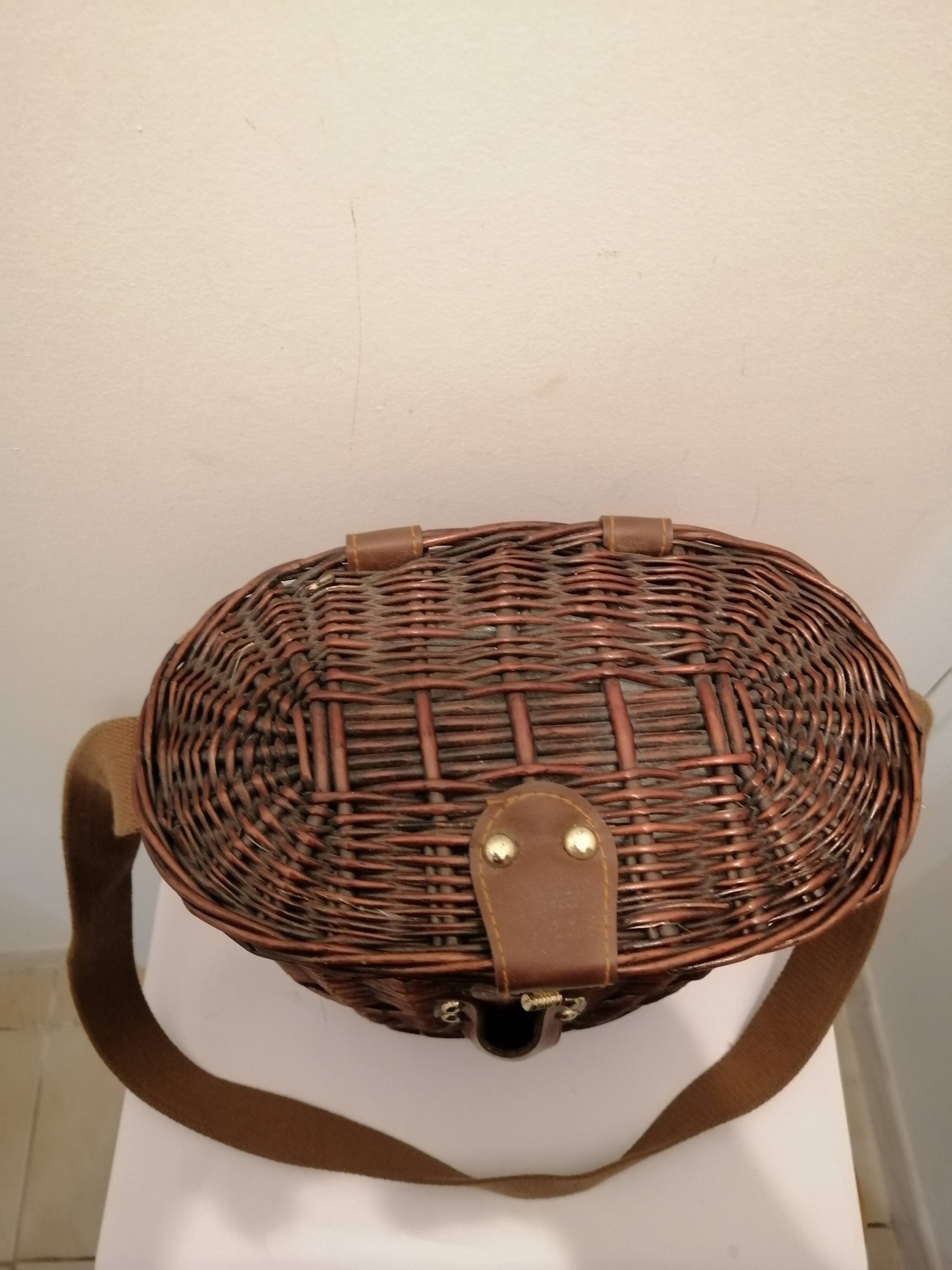 Wicker wine bottle holder basket