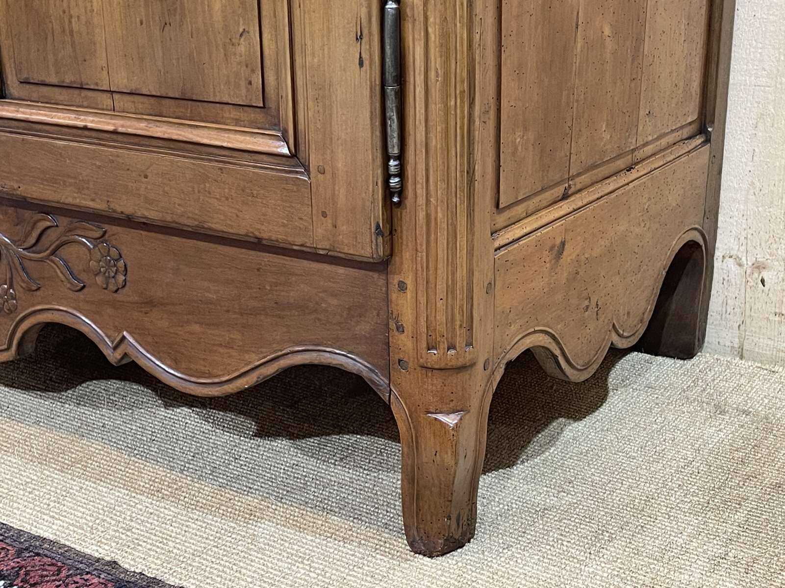 Vendéen Louis XV buffet from the early 19th century in cherry and oak